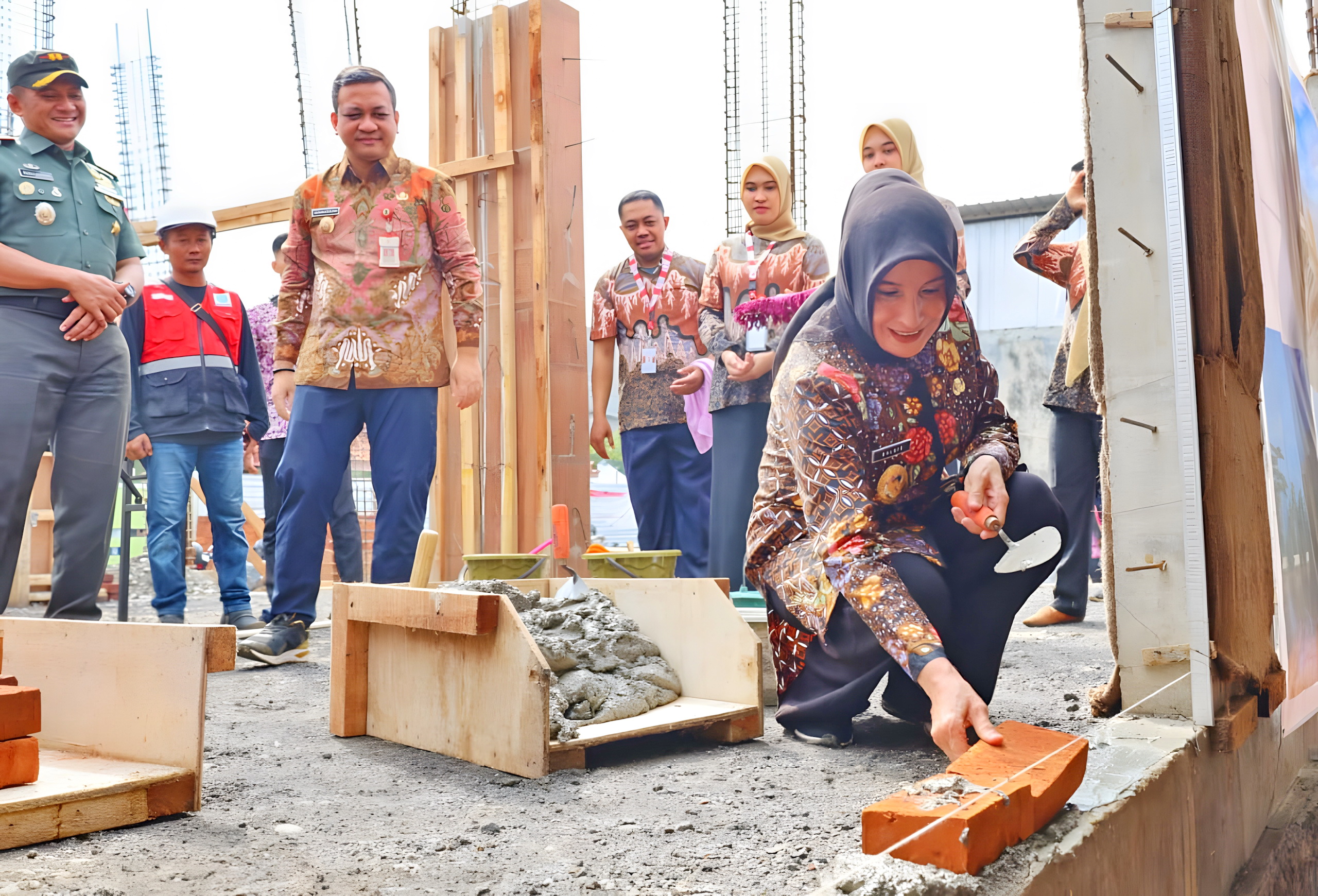 TARUH SEMEN &ndash; Secara simbolis Wakil Walikota Balgis disaksikan Walikota Aaf meletakkan batu bata, tanda Pembangunan Gedung baru PMI Kota Pekalongan pada Kamis (22/5/2025).