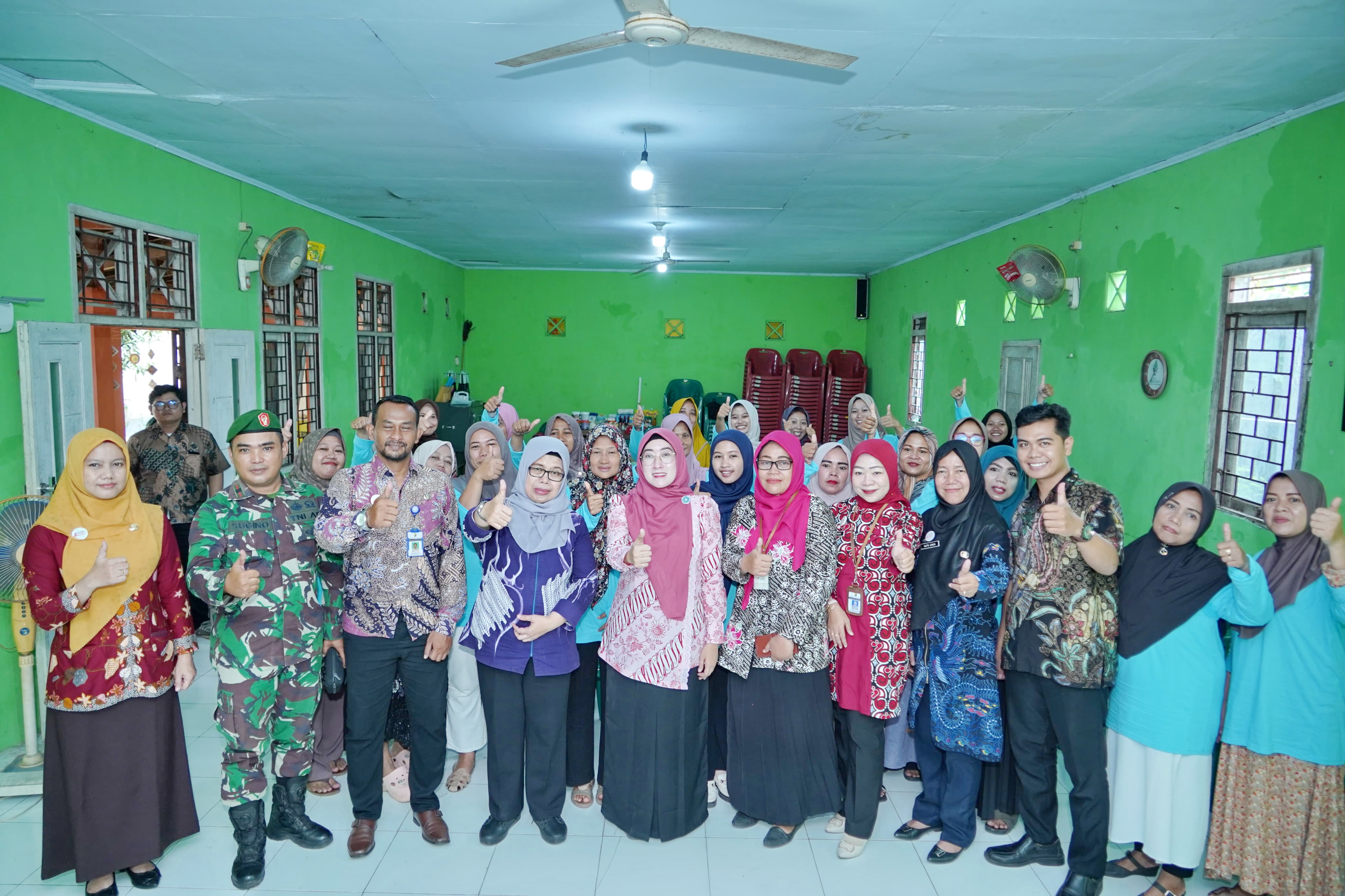 BERFOTO BERSAMA- Warga Soko Duwet peserta pelatihan Dinperiker saat berfoto bersama sebelum pelatihan dibuka di Kelurahan setempat, Kamis (22/5/2025).