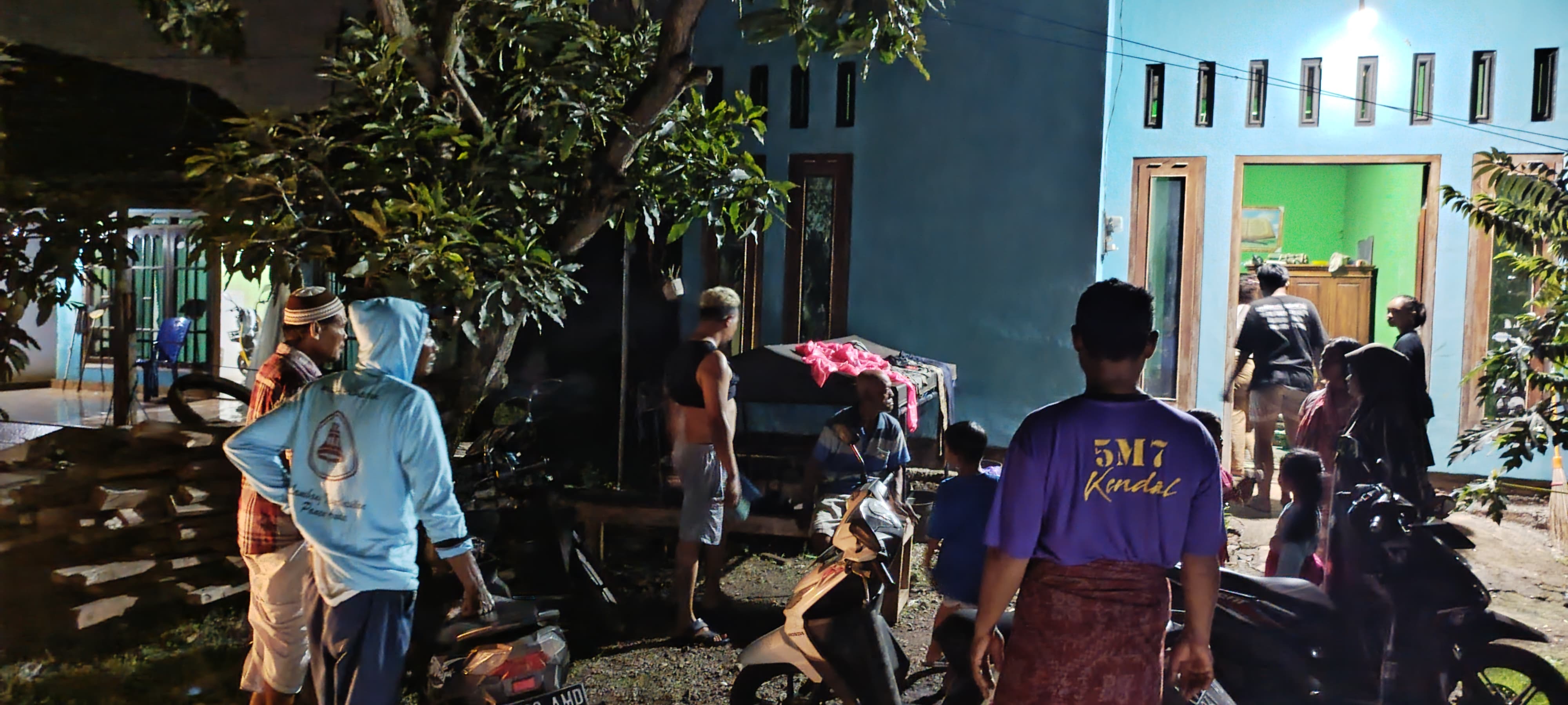 TANGKAP MALING MOTOR : Warga berkerumun saat kedua maling motor diamankan di rumah perangkat desa di dukuh Siklayu desa Sidorejo Kecamatan Gringsing, Kamis malam&nbsp;(22/05/2025)