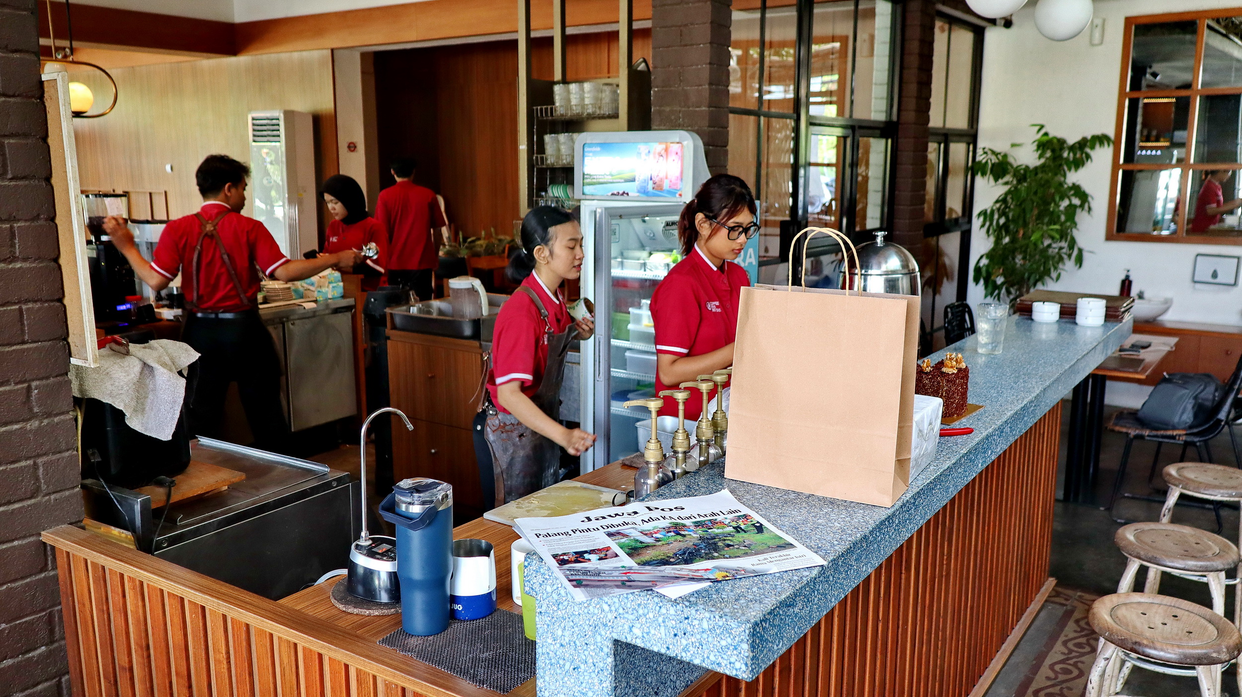 NYAMAN - Bergaya industrialis, cafe Beyond n Coffe Pekalongan membuat pegunjung nyaman bersantai.