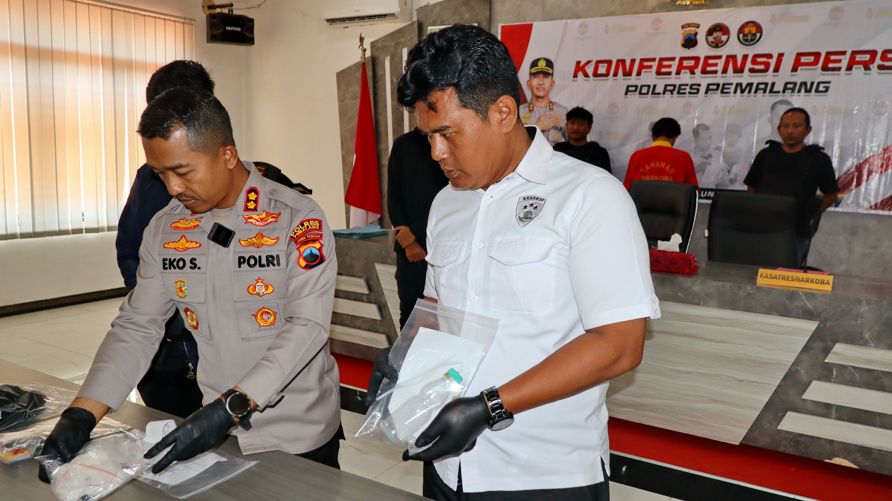 TUNJUKKAN BARANG BUKTI &ndash; Kapolres Pemalang Eko Sunaryo dan Kasat Resnarkoba AKP Wahyudi Wibowo menunjukkan barang bukti narkoba milik tersangka B, di Mapolres setempat, Kamis (23/5/2025)