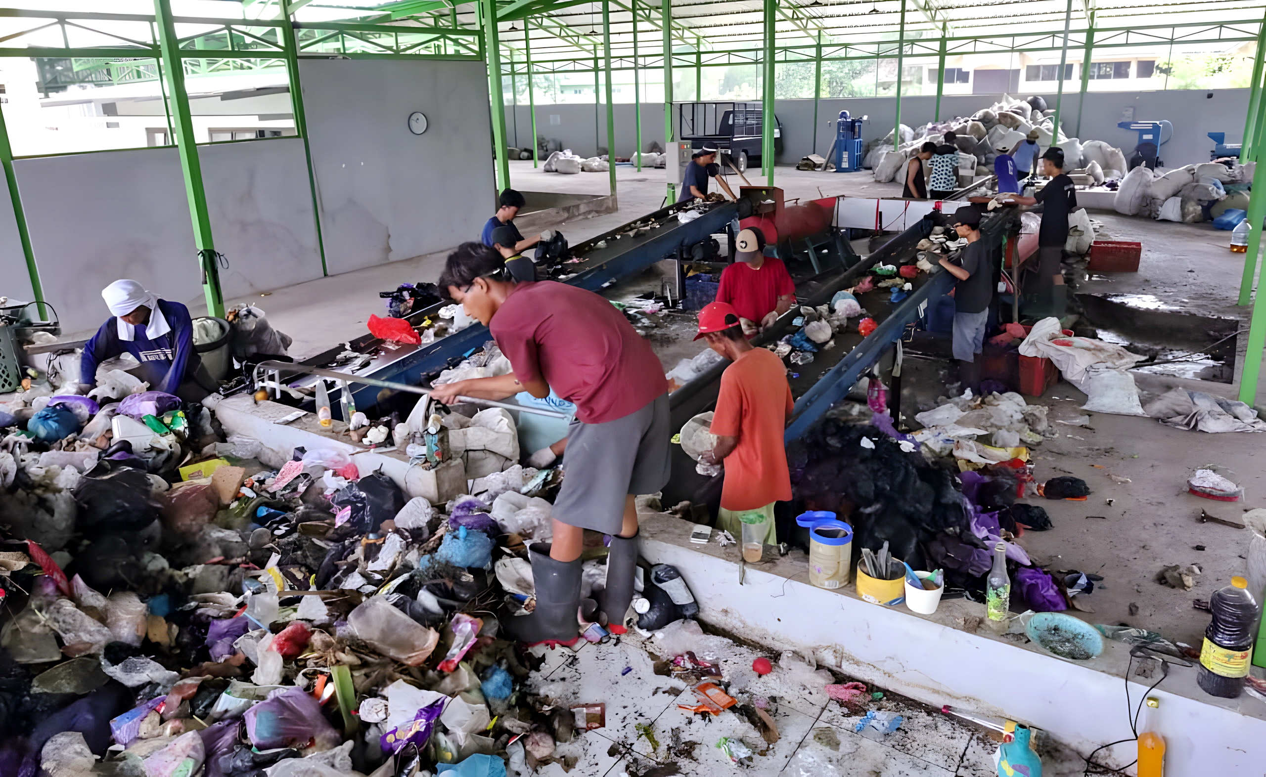 OLAH SAMPAH - Pekerja di TPST Mitra Brayan Resik di Kelurahan Kuripan Kertoharjo, saat mengolah  sampah.