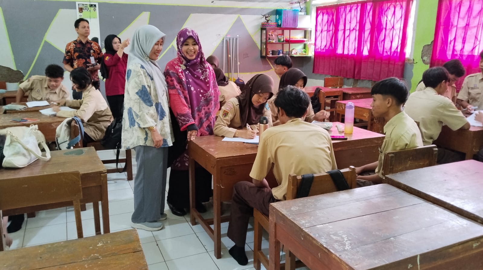 MENGAJAR - Prof. Dr. Triwaty Arsal M. Si dan Dr. Ulfah Mediati Atmaja M. Pd ketika memberikan pembelajaran Teka Teki Sosiologi kepada siswa kelas XI.6 SMA Negeri&nbsp;1&nbsp;Gringsing, pada Jumat (23/5/2025).