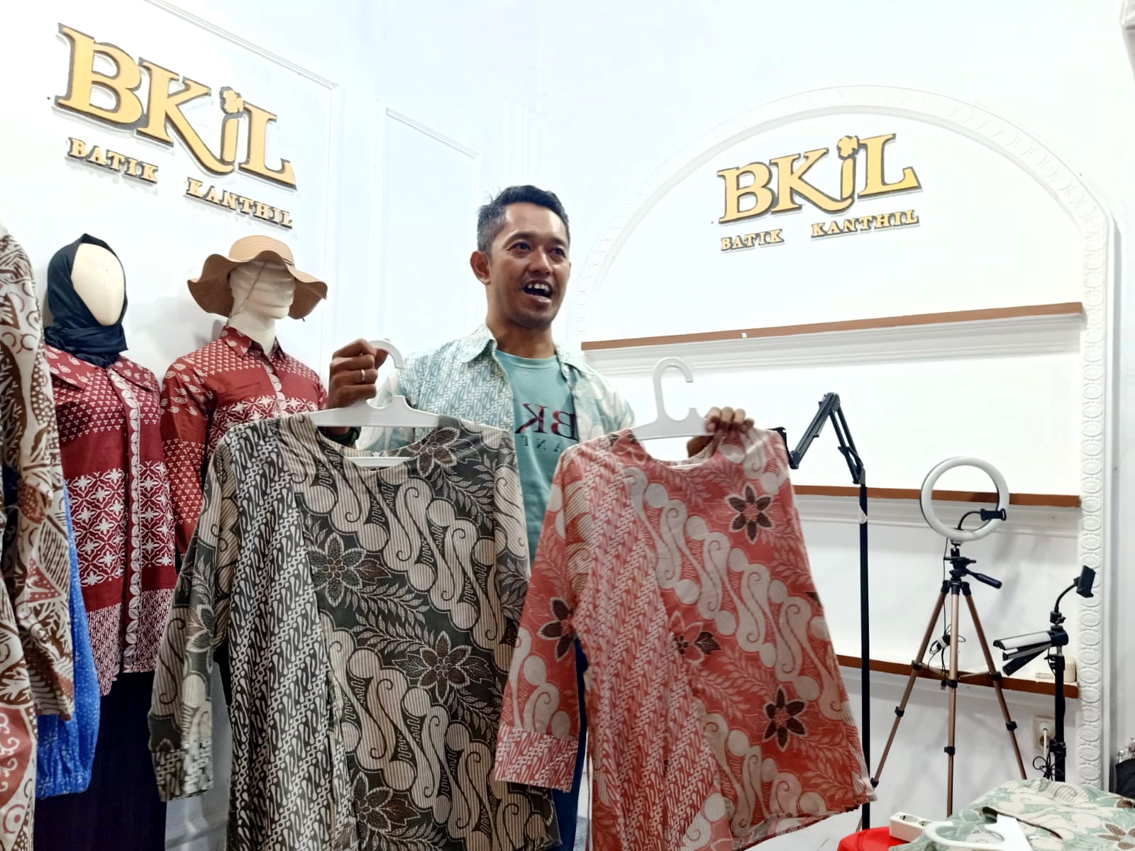 JUALAN ONLINE - Ahmad Musa saat jualan online sambil live di salah satu marketplace di rumahnya.