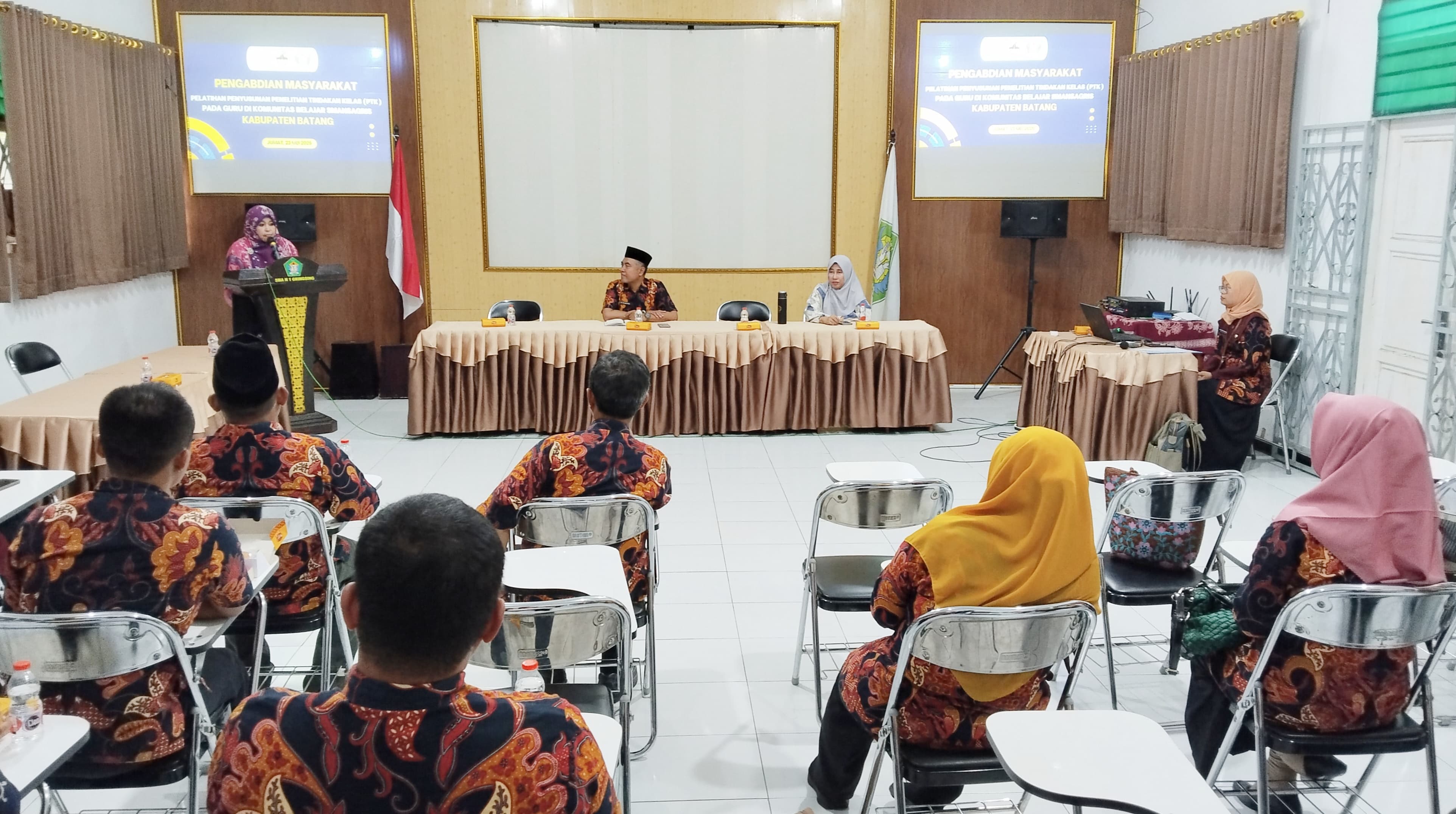 PAPARAN -Prof. Dr. Triwaty Arsal M. Si memberikan paparan di depan guru-guru SMA Negeri 1 Gringsing, Jum