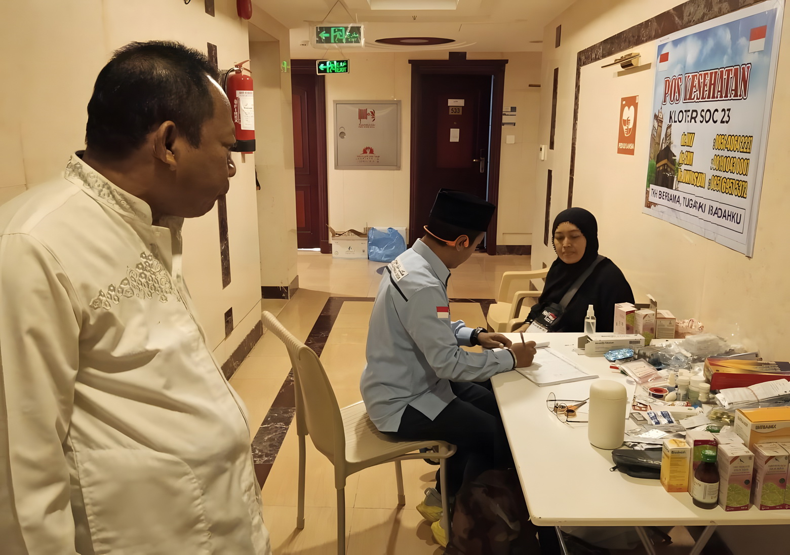 PERIKSA - Jamaah haji Risti asal Kota Pekalongan saat diperiksa kesehatan di sela-sela ibadah di tanah suci.