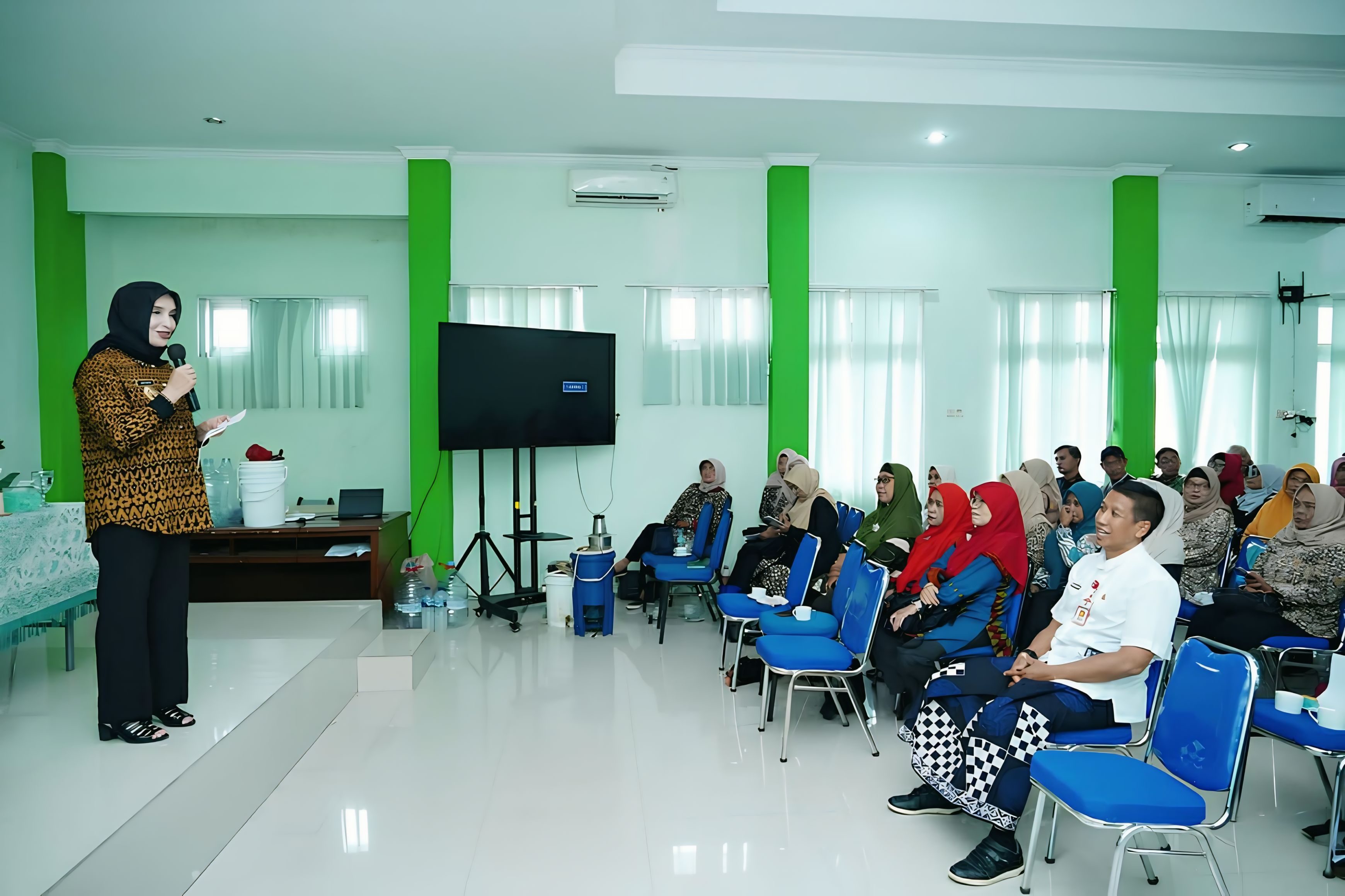 MOTIVASI - Wakil Walikota Pekalongan Hj Balgis Diab, saat berikan motivasi keoada peserta pelatihan ToT Kader Penanganan Sampah, di Kantor DLH setempat, Jumat (23/5/2025)