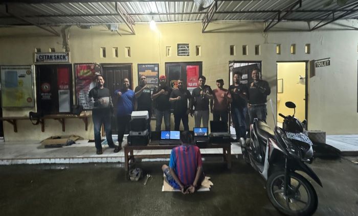 DIRINGKUS: Pelaku saat berada di Polsek Sragi usai diringkus beserta barang bukti hasil curiannya, Jumat (23/5/2025) malam.