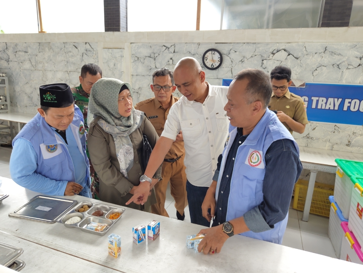 TINJAUAN: Para pemimpin anggota DPRD Kabupaten Batang saat meninjau dapur MBG di Kecamatan Batang.
