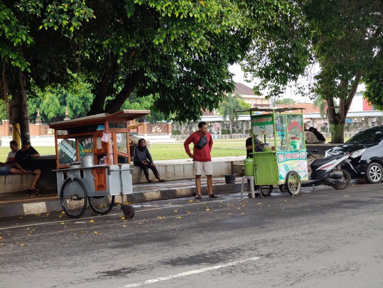 PENERTIBAN: Para PKL saat berjualan di sekitar Alun-Alun Batang.