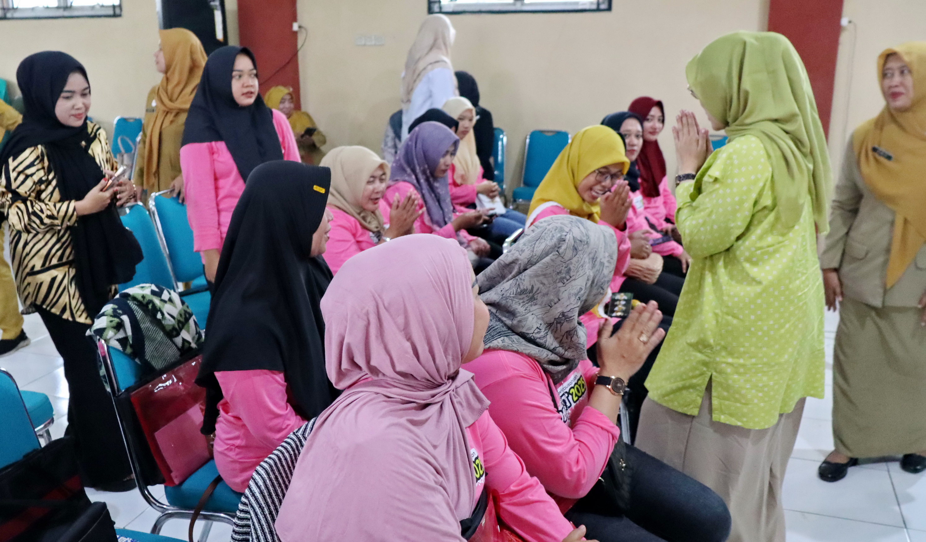 SAPA PESERTA PELATIHAN - Ketua TP PKK Kota Pekalongan Inggit Soraya saat menyapa peserta pelatihan MUA di di Kelurahan Noyontaansari, Senin (26/5/2025).