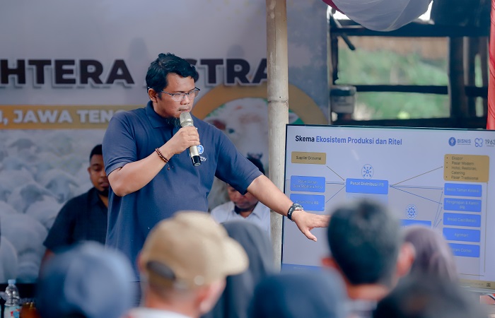 NGOBROL BARENG : Para petani dari lima desa Ngopi Kandang, Ngolah Pikir Kanti Tandang di Kandang JSN Cengkir Gading, Desa Sawahan, Kecamatan Ngemplak, Kabupaten Boyolali, Minggu 25 Mei 2025.
