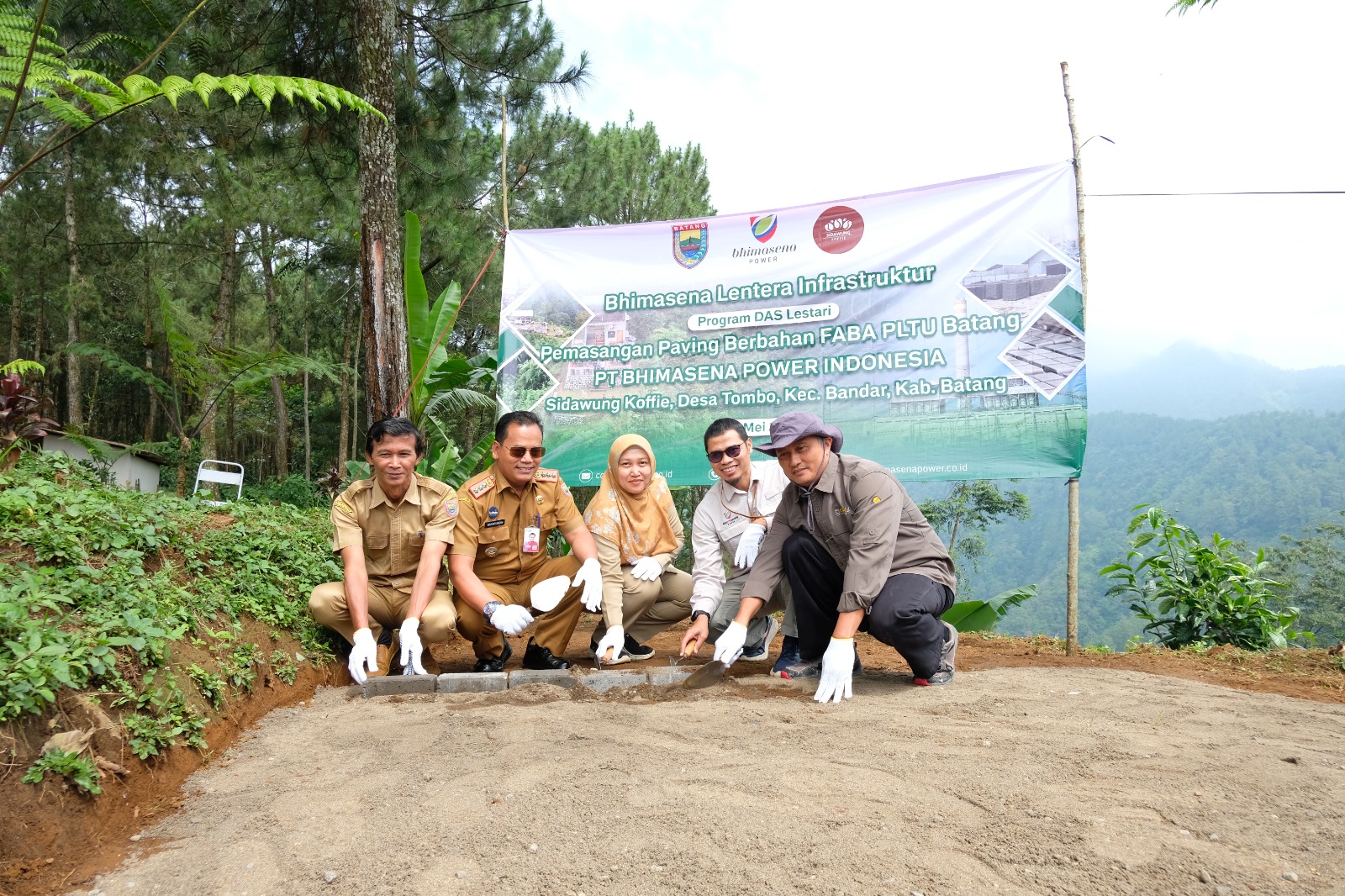 PEMASANGAN PAVING: Groundbreaking Paving Berbahan FABA PLTU Batang di Desa Tombo bersama DLH Batang, CDK IV Pekalongan, Camat Bandar, Kepala Desa Tombo.
