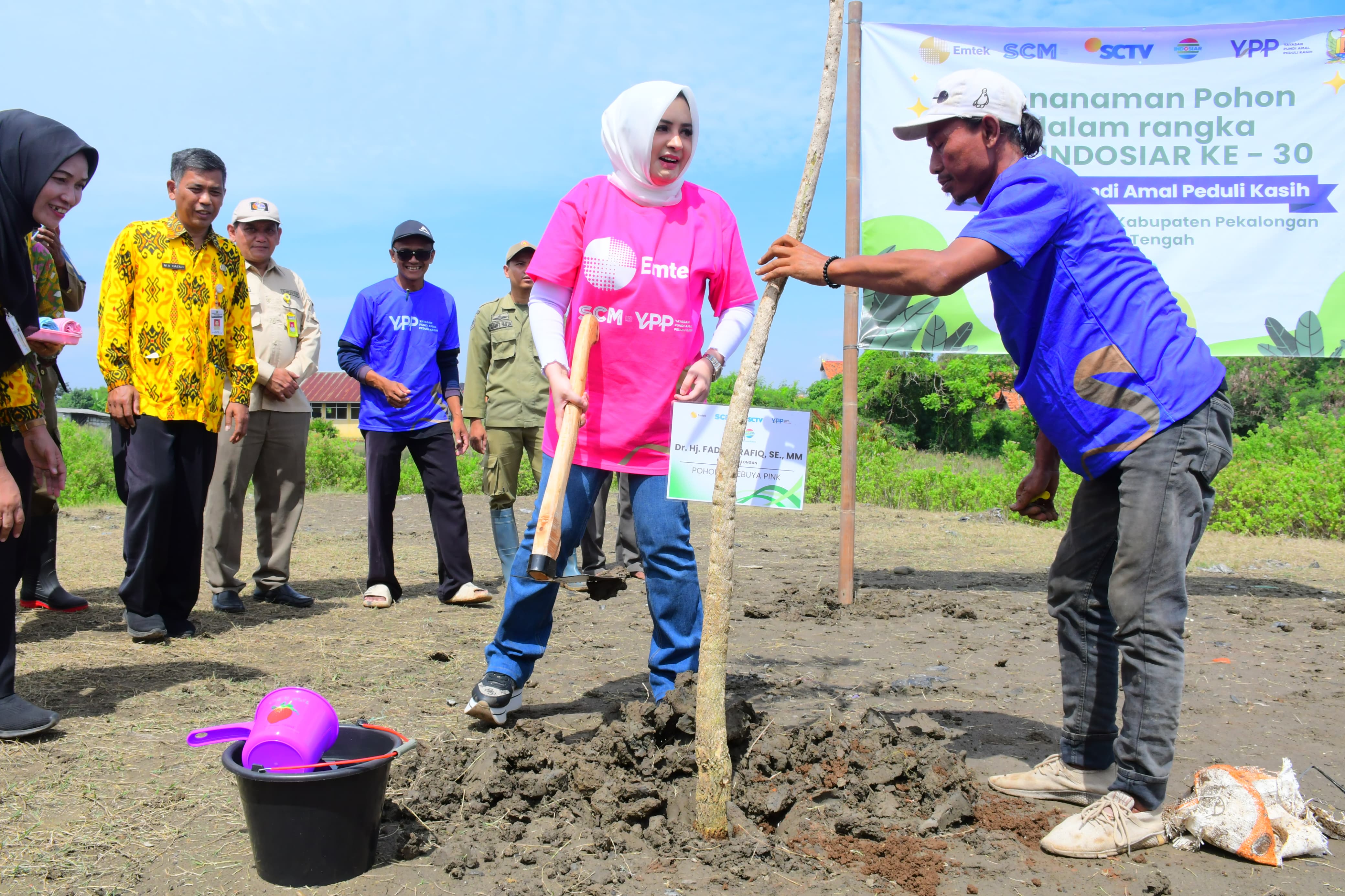 PEDULI LINGKUNGAN: Bupati Pekalongan Fadia Arafiq saat menanam pohon di Kampung Simonet Baru, Desa Tratebang, Kecamatan Wonokerto, Selasa (27/5/2025).