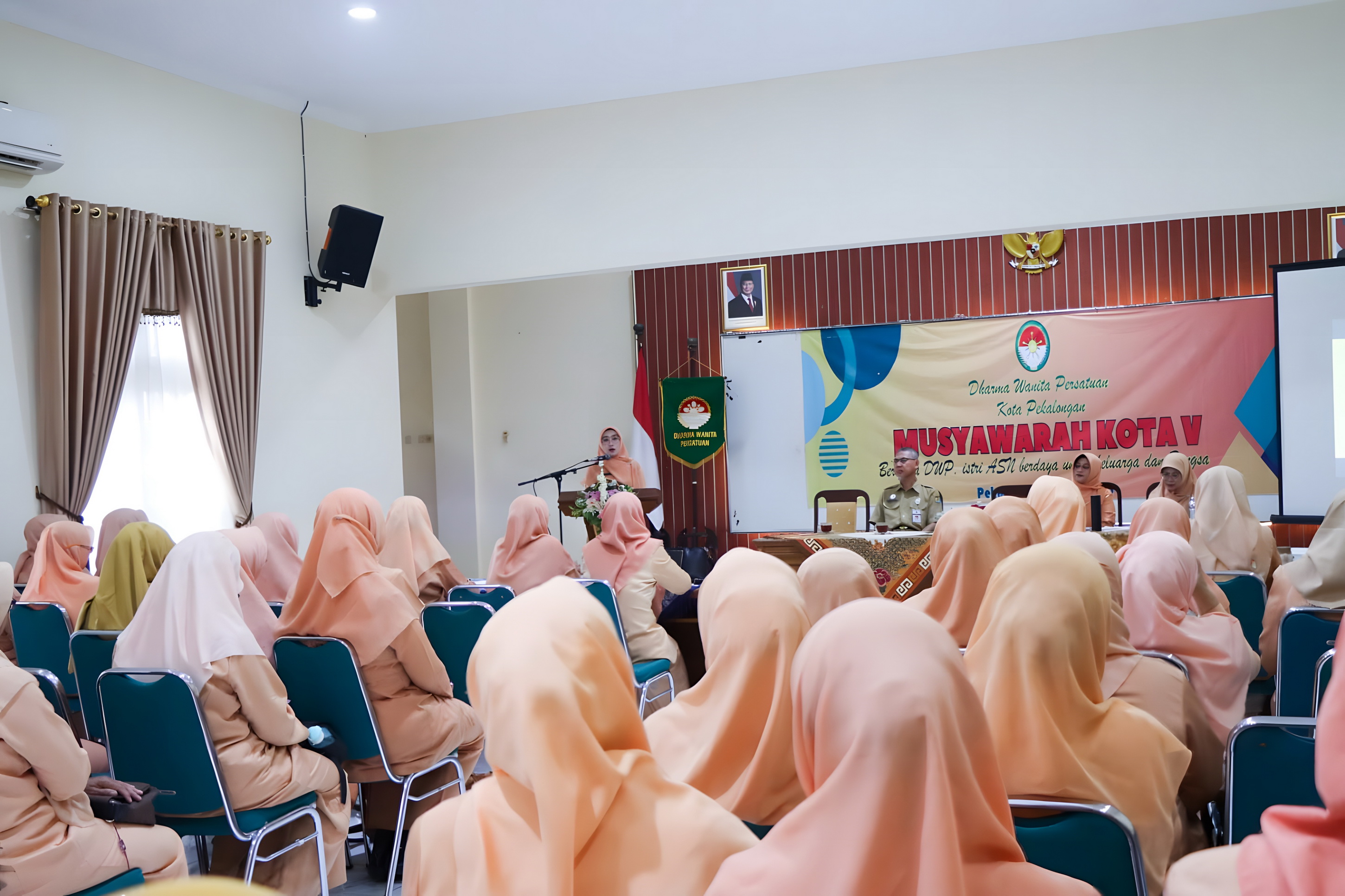 PAPARAN - Dewan Penasihat DWP Kota Pekalongan Inggit Soraya saat berikan arahan pada Muskotke V, di Aula TP PKK, Selasa (27/5/2025)