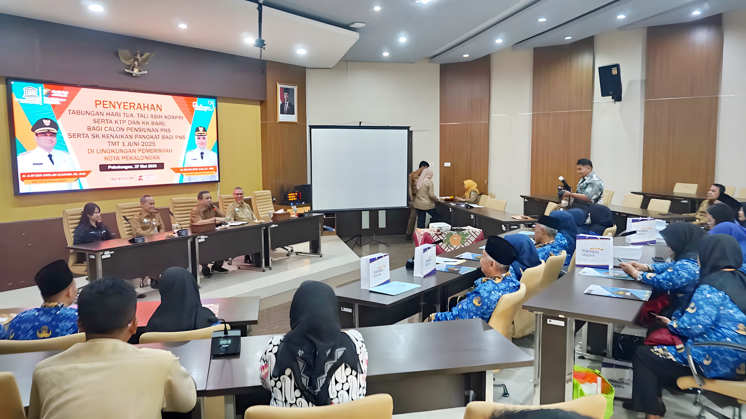 PENGARAHAN&nbsp;&ndash; Walikota Pekalongan HA Afzan Arslan Djunaid, saat berikan pengarahan kepada&nbsp; PNS yang pensiun dan PNS yang naik pangkat usai serahkan SK, pada Selasa (27/5/2025), di Ruang Buketan.