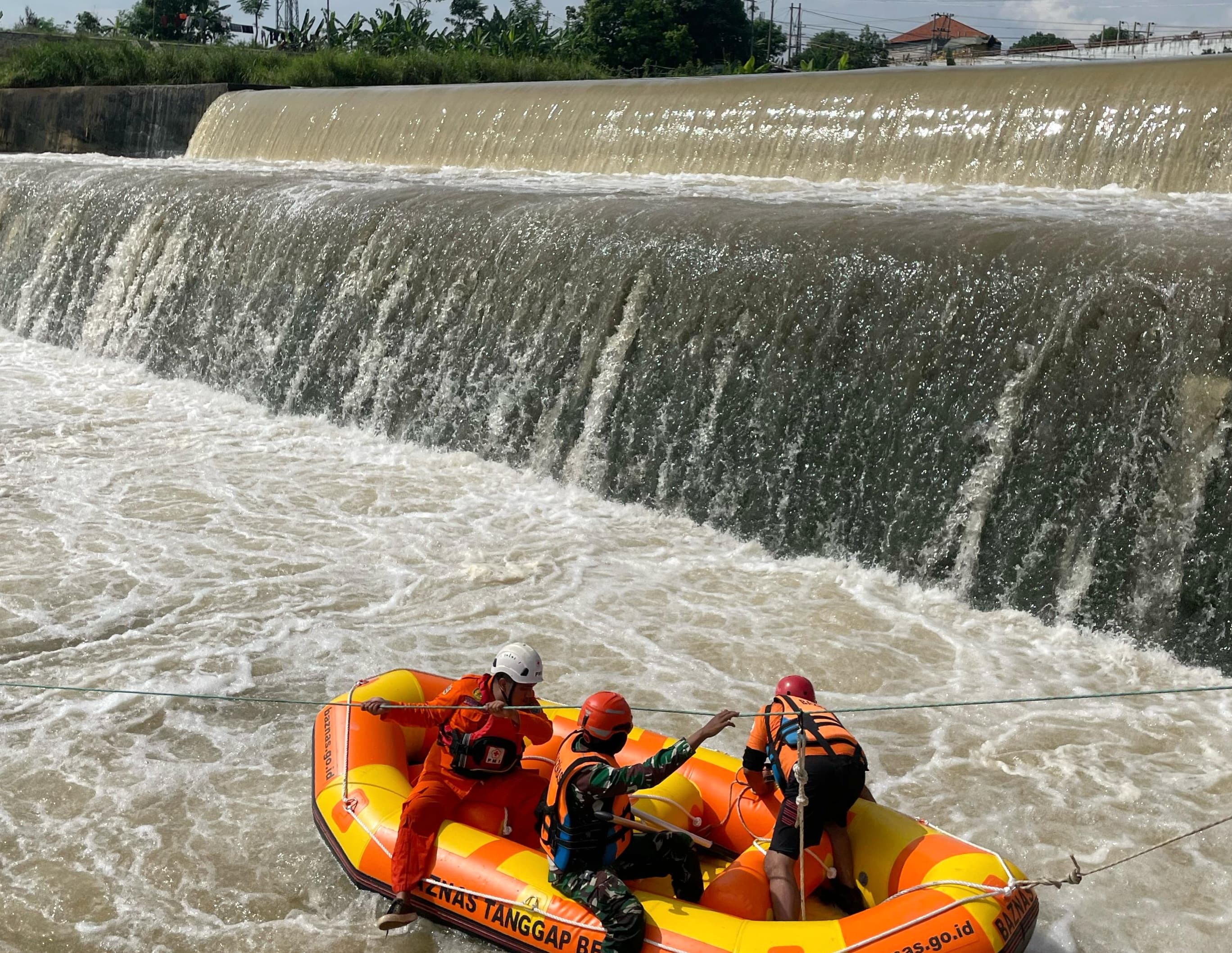 PENCARIAN - Tim SAR dan anggota Koramil 03 Gringsing melakukan pencarian menggunakan perahu karet di Lokasi&nbsp;titik&nbsp;tenggelamnya jenazah Irfan, di DAM Kalikuto, Selasa (27/5/2025).
