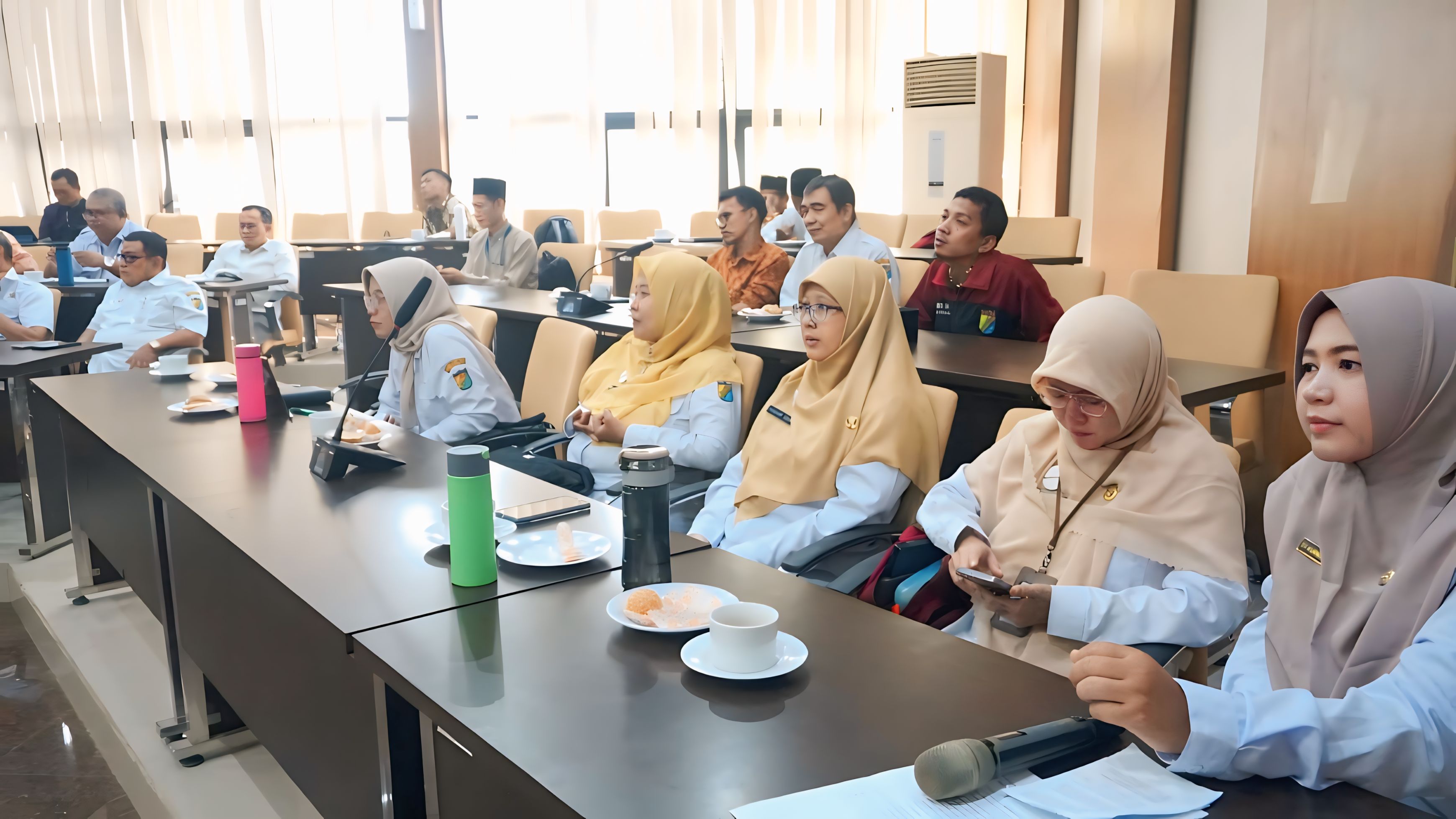 MENYIMAK - Kasek SMP se Kota Pekalongan saat menyimak paparan tentang pencegahan Diabetes dan cara penggunaan obat, di Ruang Buketen Pemkot Pekalongan, Rabu (28/5/2025).