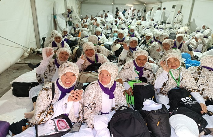 WUKUF : Jemaah haji Indonesia saat menjalankan wukuf di Padang Arafah, tahun lalu.