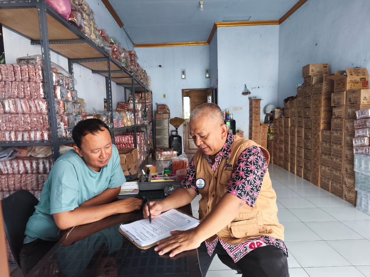 TELATEN: Arief Hidayat, Kader JKN-KIS BPJS Kesehatan Cabang Pekalongan saat kunjungan ke salah seorang binaannya, di Kemplong, Wiradesa, Kabupaten Pelalongan, Senin (26/5/2025)