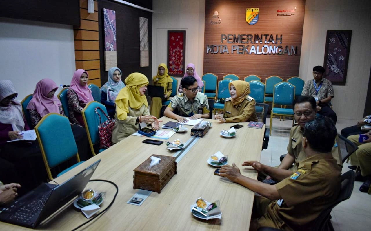 RAKOR - Wawali Balgis Diab saat memimpin Rakor Persiapan Tingkat Nasional yang di Ruang Terang Bulan Setda setempat, Selasa (27/5/2025).