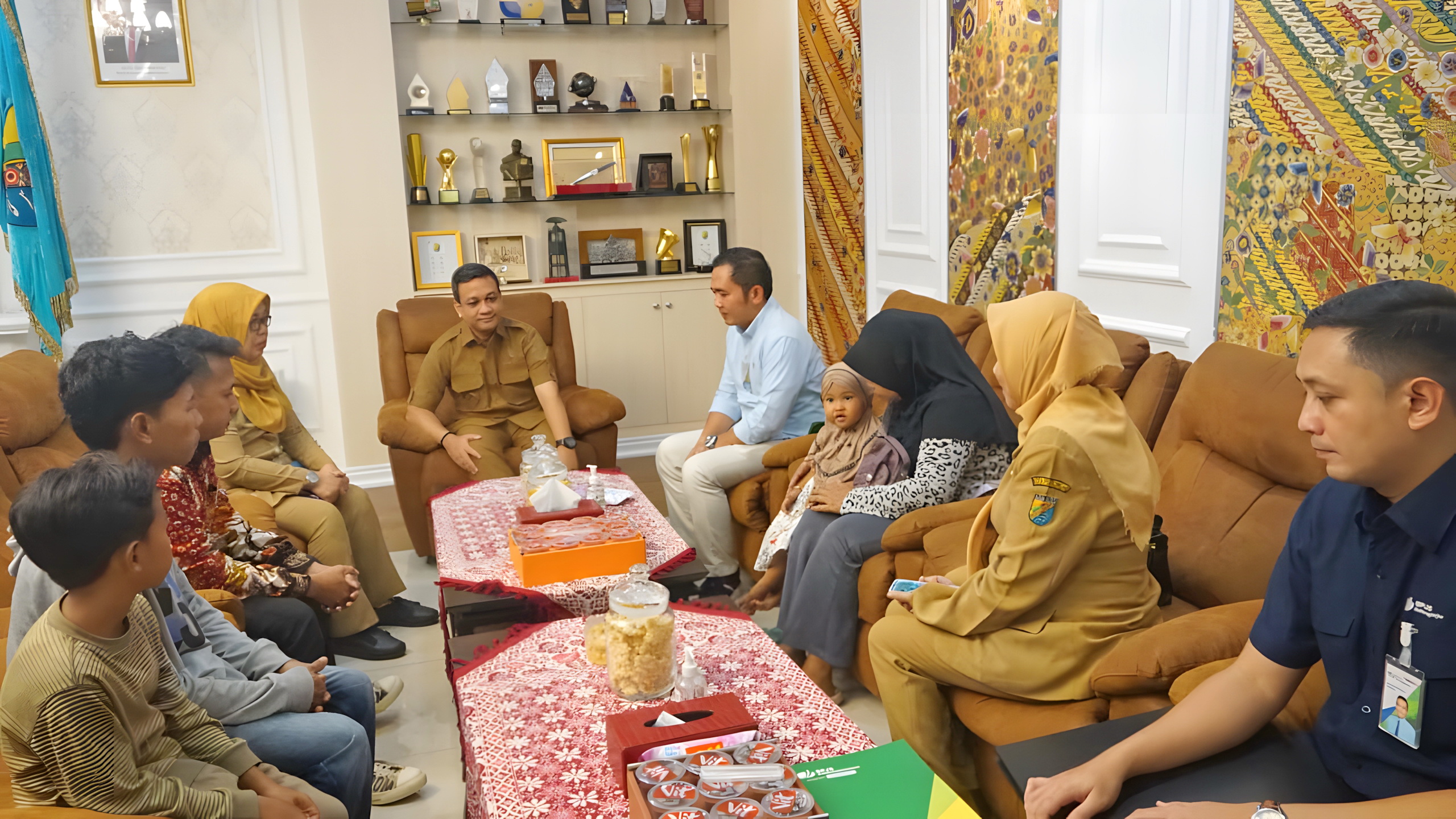 BERI SANTUNAN - WaliKota Pekalongan HA Afzan Arslan Djunaid dan kepala  BP Jamsostek Cabang Pekalongan, Dedi Dermawan, saat beri santunan, Selasa (27/5/2025).