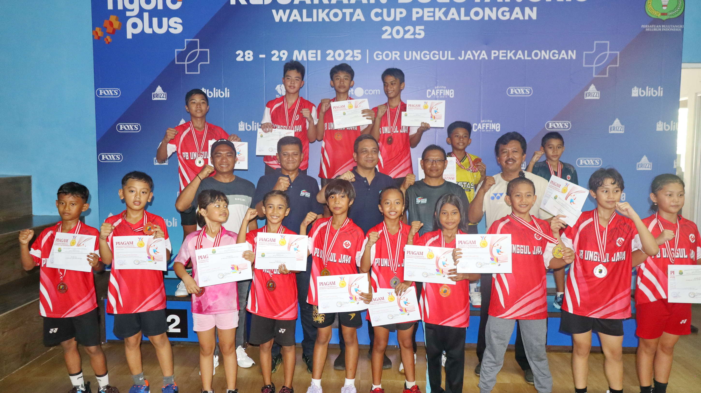 FOTO BERSAMA - berfoto Bersama para pemenang Kejuaraan Bulutangkis Piala Walikota 2025, di GOR Unggul Jaya, pada Kamis (29/5/2025).