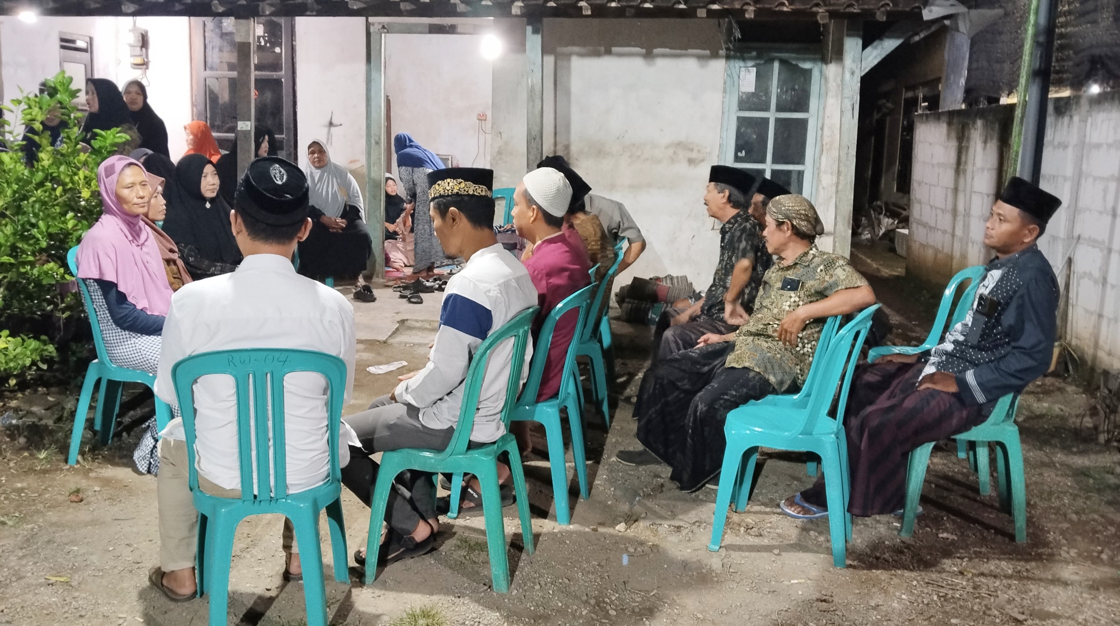 PENGHORMATAN TERAKHIR : Sejumlah pelayat memberikan penghormatan terakhir kepada Muhammad Irfan yang tenggelam di Kali Kuto, Rabu&nbsp;malam,(28/05/2025)