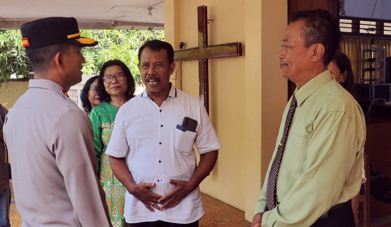 PANTAU LANGSUNG - Kapolres Pemalang AKBP Eko Sunaryo turun langsung memimpin patroli dan pengamanan ke sejumlah gereja, Kamis (29/5/2025).