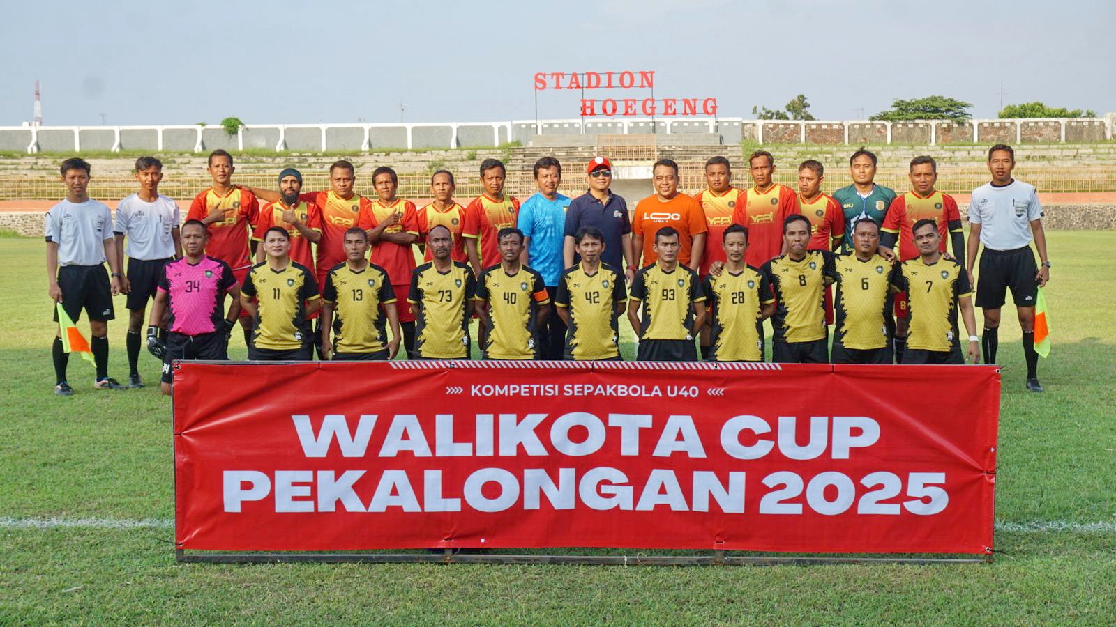 FOTO BERSAMA - WaliKota Pekalongan Achmad Afzan Arslan Djunaid berfoto bersama sebelum pertandingan perdana Walikota Cup U-40, Kamis (29/5/2025).