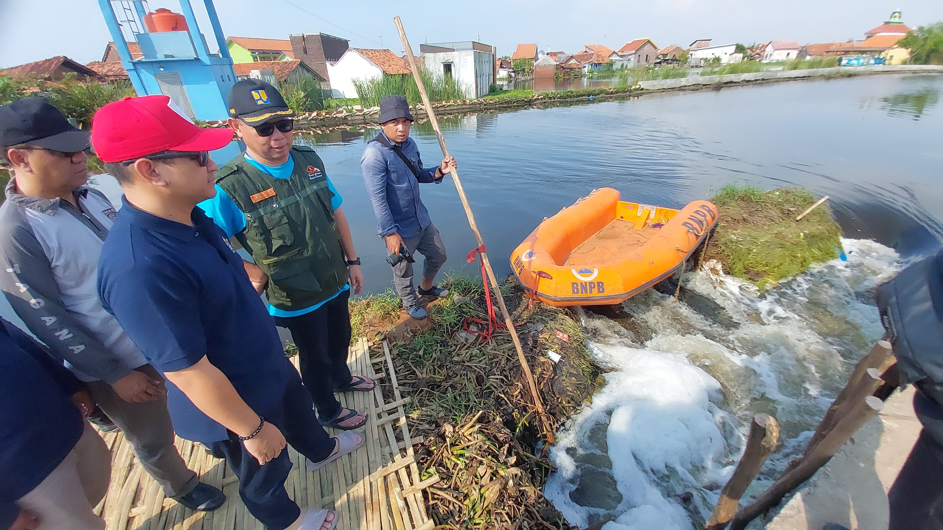 PANTAU LANGSUNG - Walikota Pekalongan Mas Aaf turun langsung tanggul jebol di kawasan Pabean pada Kamis (29/5/2025).
