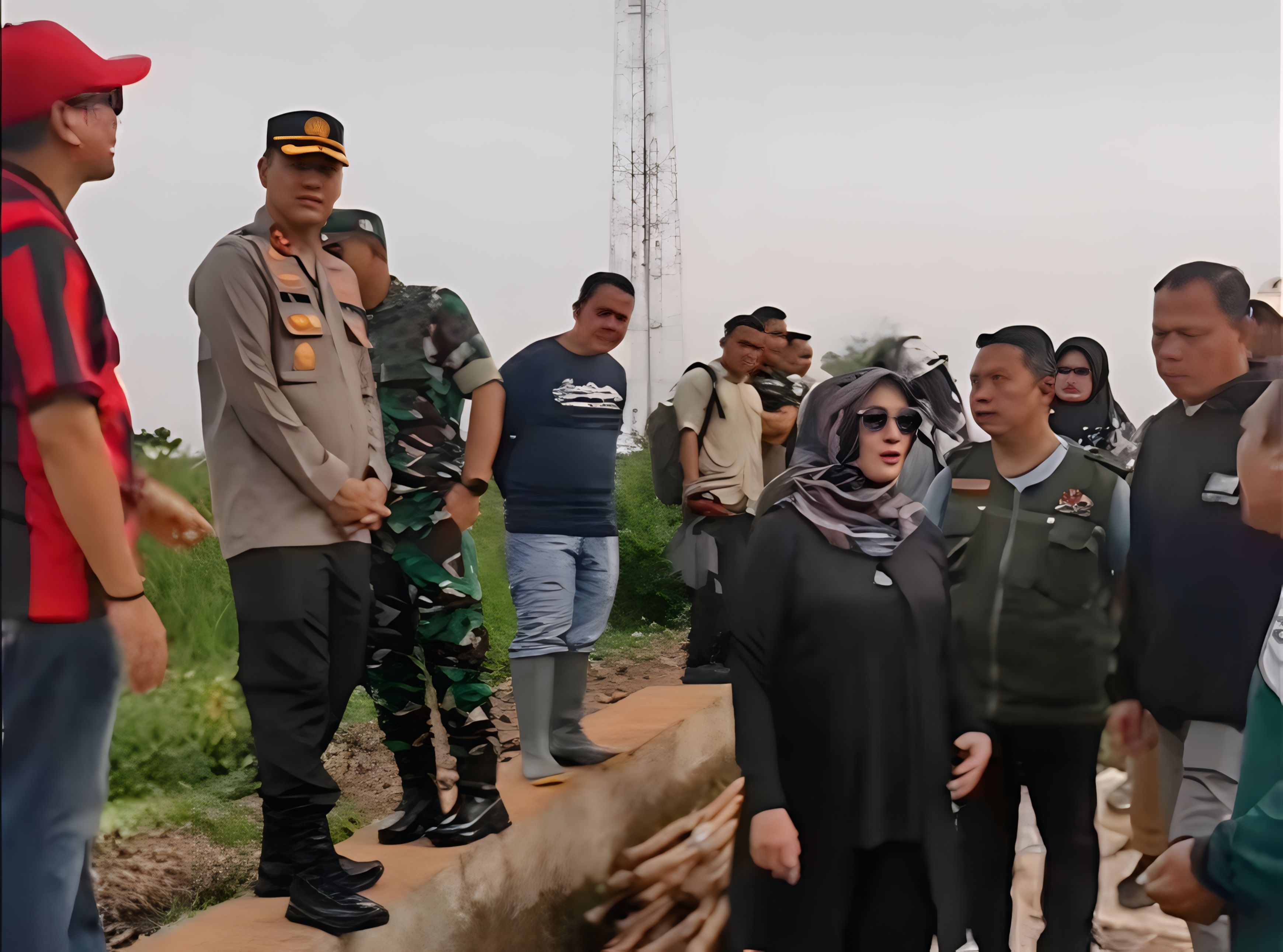 TINAJU - WaliKota Pekalongan, Achmad Afzan Arslan Djunaid, bersama Wakil WaliKota Balgis Diab, Kapolres, Dandim, serta jajaran Forkopimda lainnya, saat tinjau tangul jebol, pada Minggu (1/6/2026).