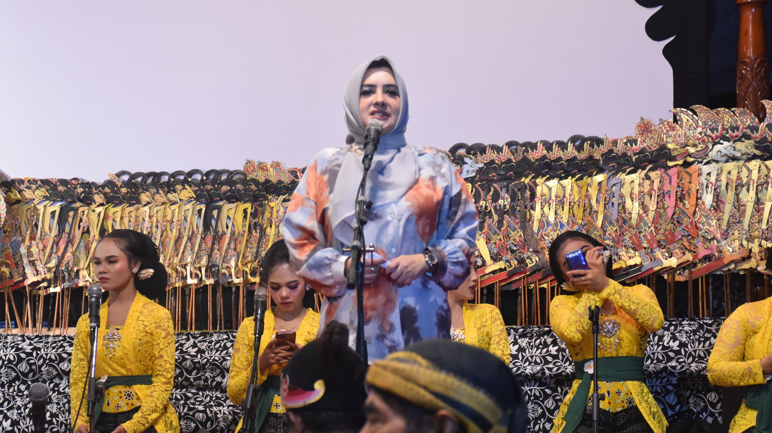 SEDEKAH BUMI: Bupati Pekalongan Fadia Arafiq saat menghadiri acara sedekah bumi di Desa Sinangohprendeng, Kecamatan Kajen, Selasa (27/5/2025) malam.