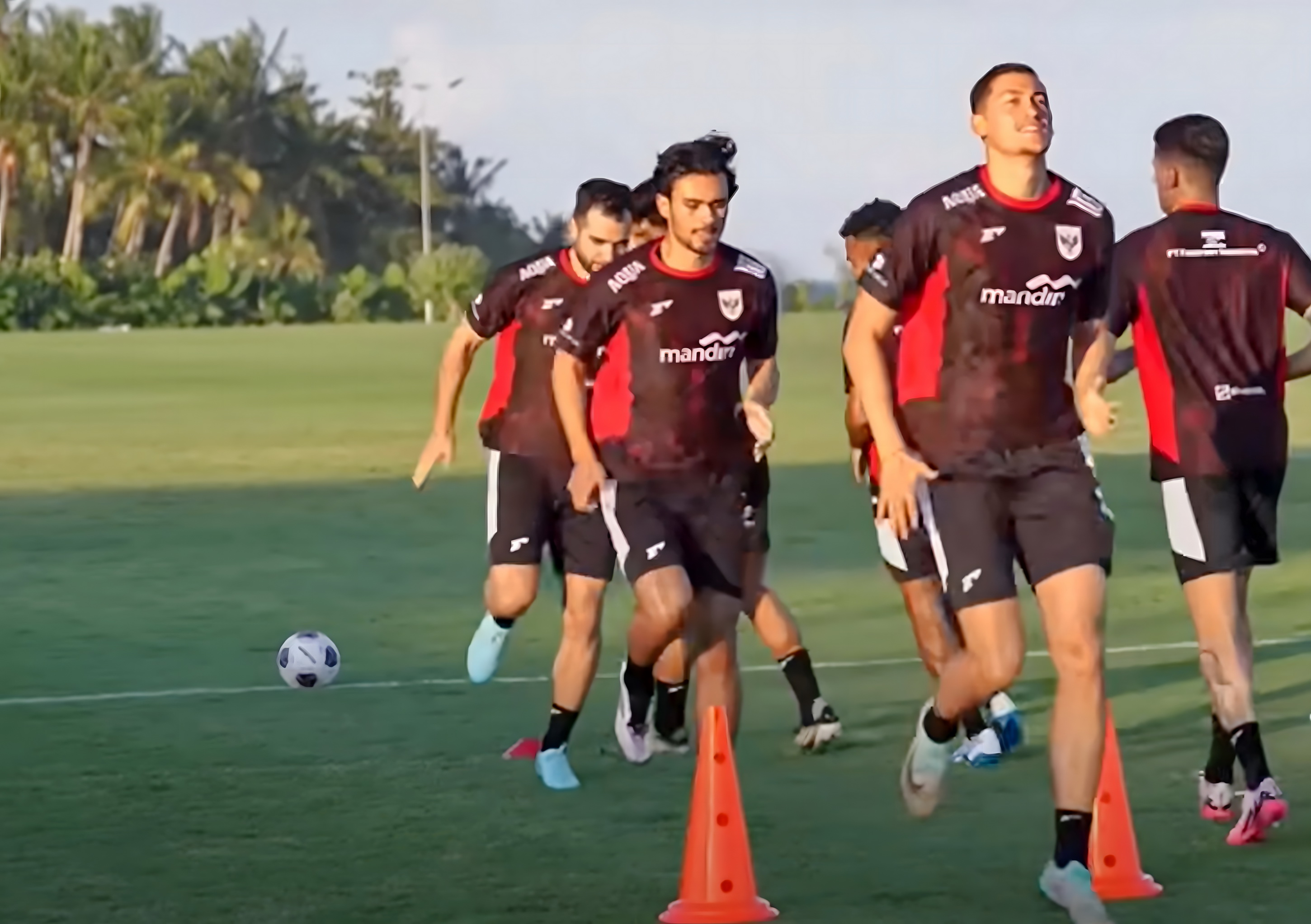 BERLATIH - Sejumlah pemain Timnas Indonesia saat berlatih Bersama, langsung oleh Head Coach Patrick Kluivert.