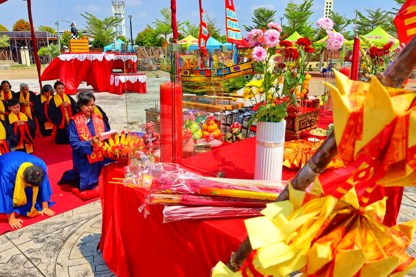 SEMBAHYANG&nbsp;- Umat Konghucu Kota Pekalongan saat sembahyang saat merayakan Festival Pek Cun di&nbsp;Taman Wisata Laut Pasir Kencana&nbsp;Sabtu (31/5/2025).