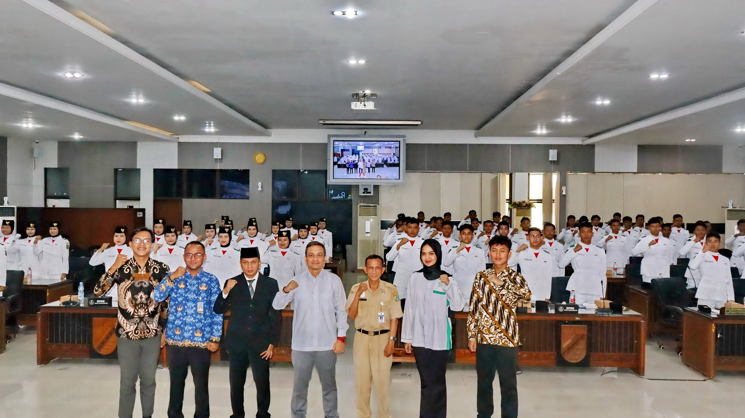 FOTO BERSAMA - Anggota Paskibraka 2024 berfoto bersama Walikota, di sela-sela sosialisasi anti narkoba di Ruang Sidang Paripurna DPRD Kota Pekalongan, Senin (2/6/2025).