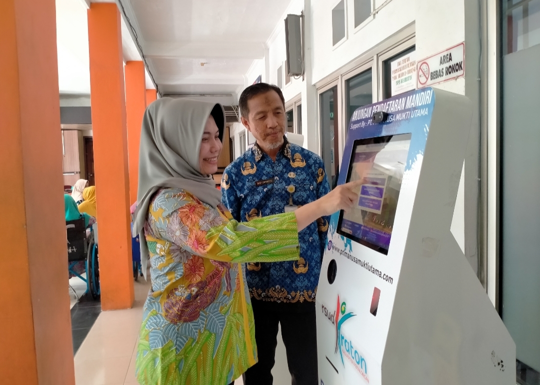 TINGKATKAN LAYANAN: Direktur RSUD Kraton dr. Henny Rosita saat meninjau mesin APM Pelangi Senja yang diharapkan dapat mengurai antrean, Senin (2/6/2025).
