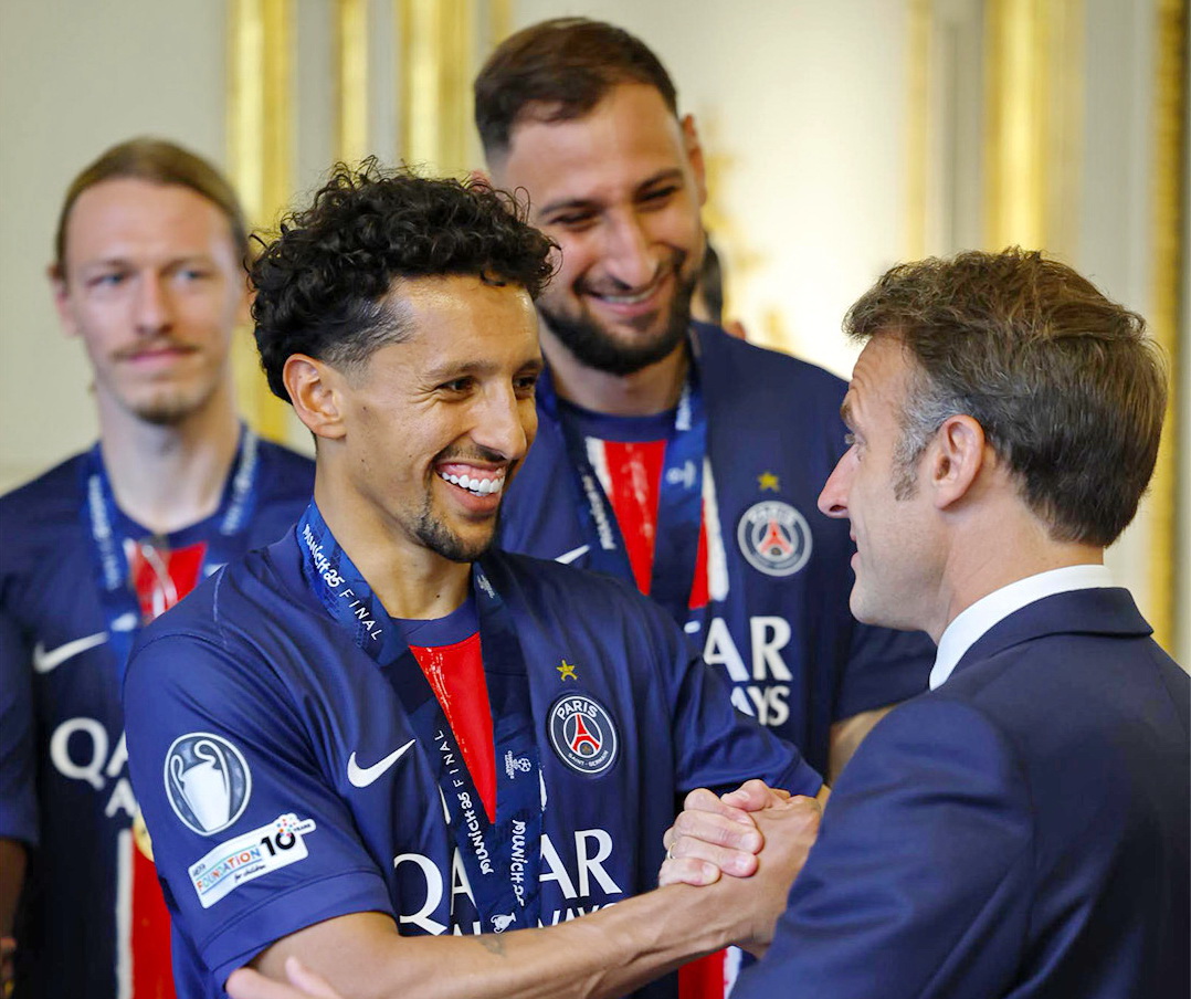SAMBUT - Presiden Prancis Emmanuel Macron saat menyambut tim PSG secara resmi di Istana &Eacute;lys&eacute;e, Minggu (1/6/2025) kemarin.