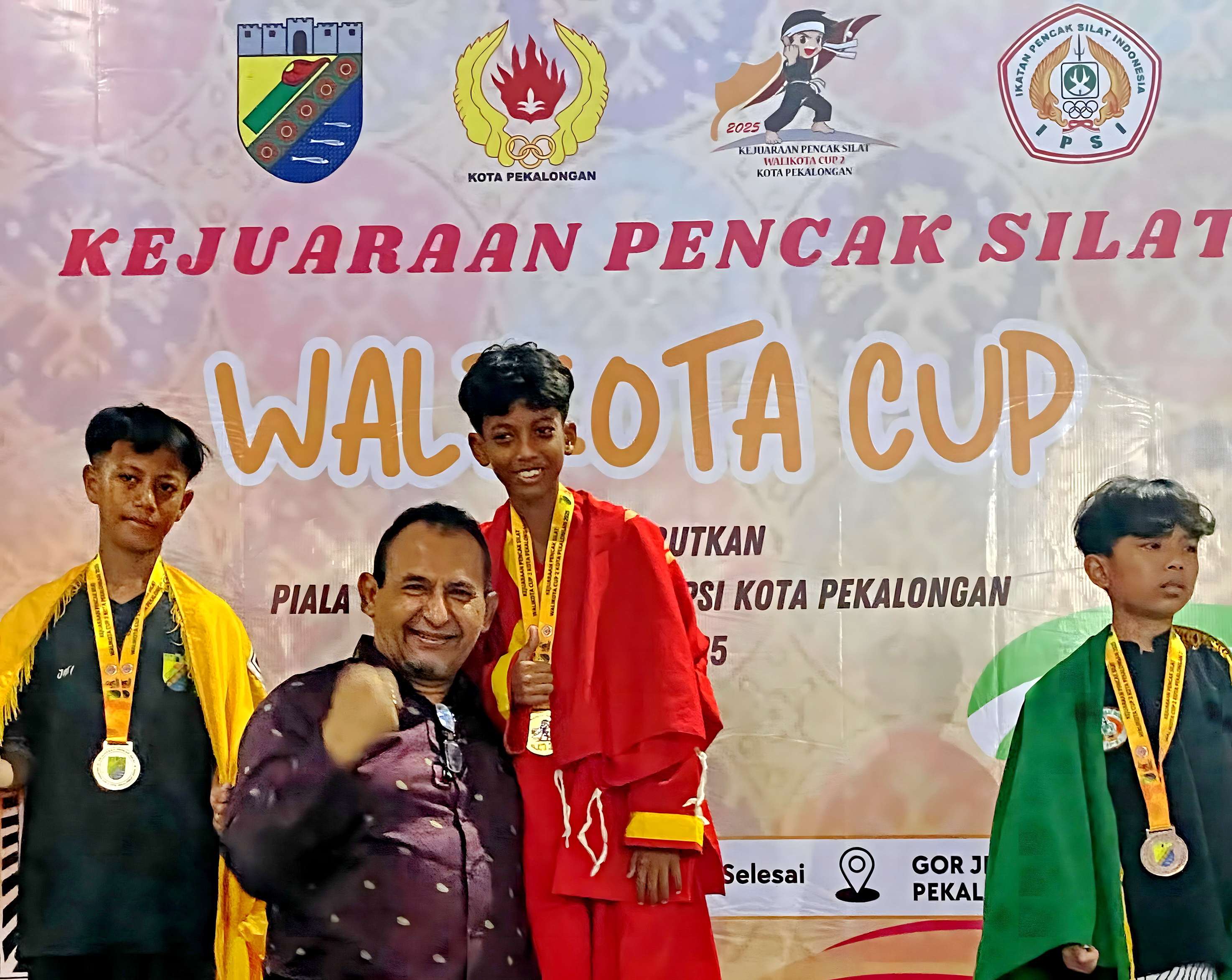 DAPAT MEDALI - Para pesilat pemenang dalam Kejuaraan Pencak Silat Wali Kota Cup II saat menerima mendali, di GOR Jatayu Kota Pekalongan, Minggu (1/6/2025).
