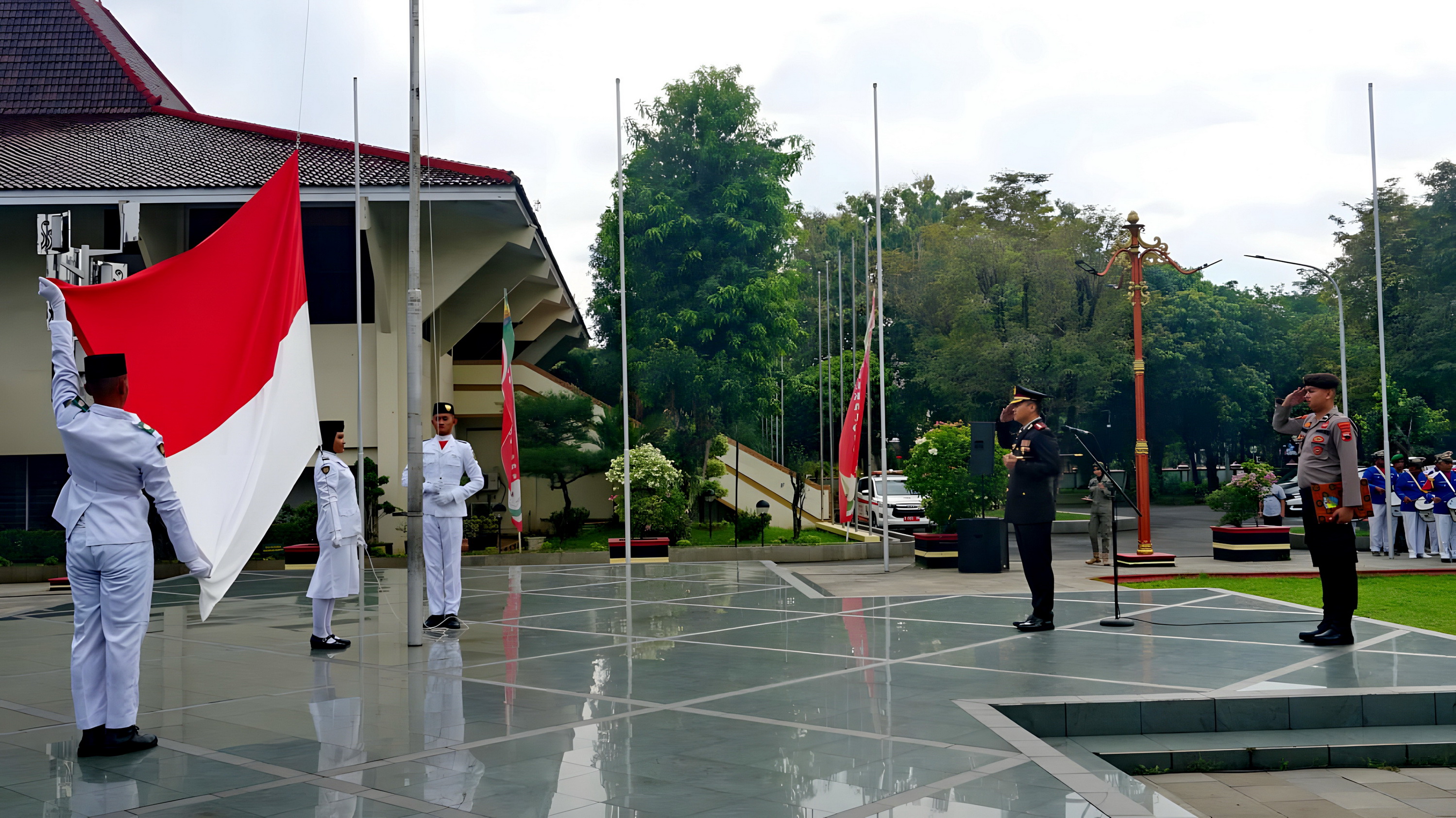 HORMAT BENDERA - Kapolres Pekalongan Kota AKBP Riki Yariandi saat menjadi Inspektur Upacara peringatan Hari Lahir Pancasila, Senin (2/6/2025), di halaman Setda Kota.