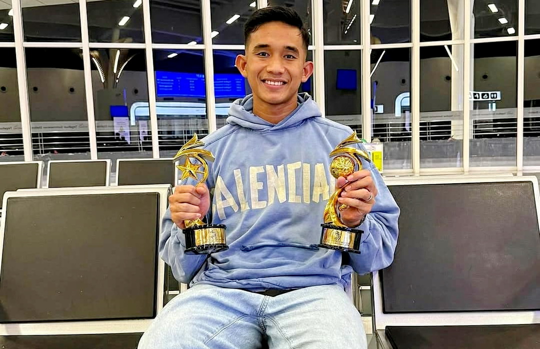 TUJUKKAN PIALA - Rizky Ridho tunjukkan dua piala bergengsi, Pencetak Gol Terbaik dan Best XI Liga 1 musim Liga 1 2024 2025.