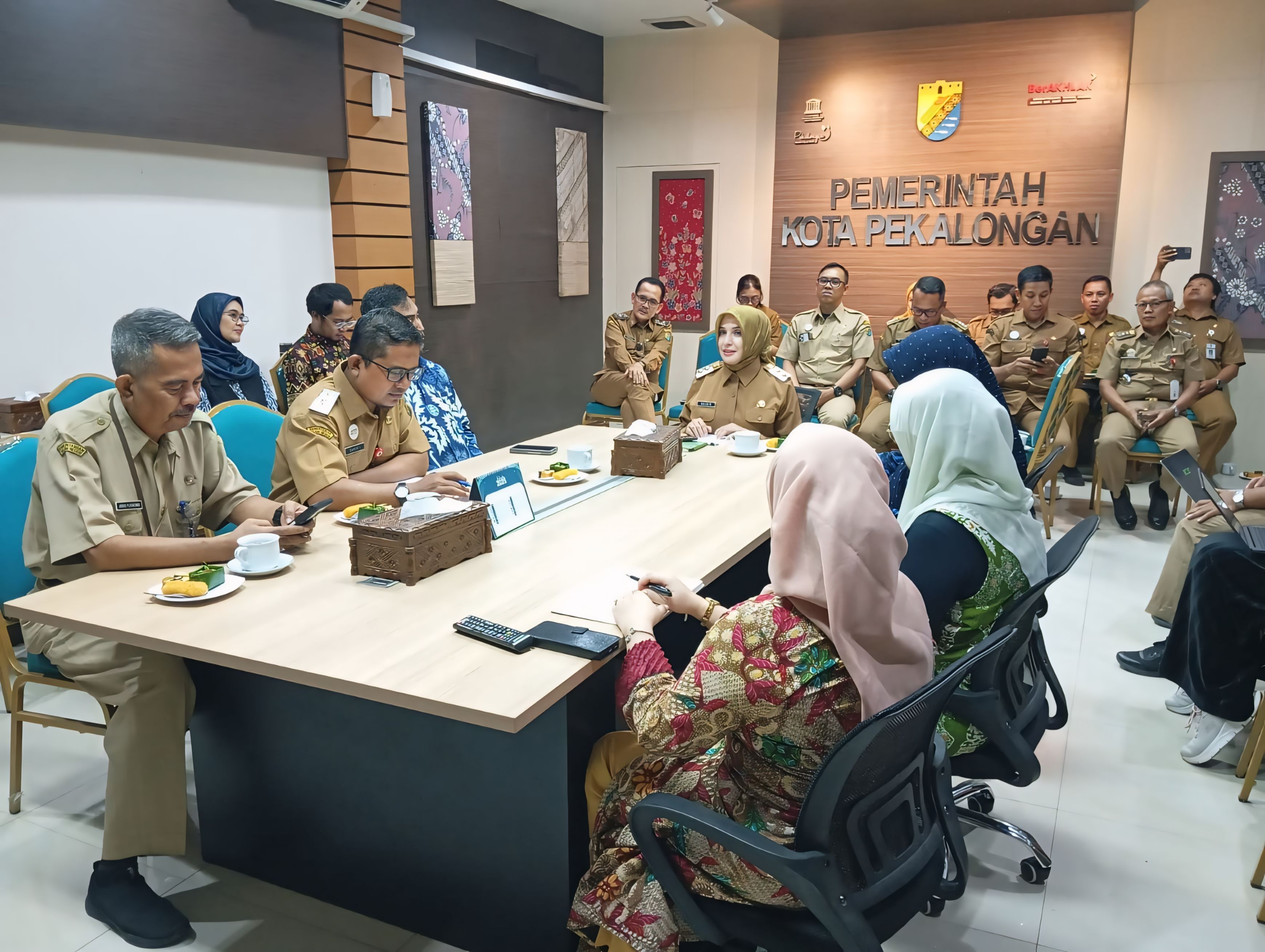 DISKUSI - Wakil Wali Kota Pekalongan Hj Balgis Diab saat diskusi dengan Tim Ahli dari PSP3 IPB, di Kantor Pemkot setempat, pada Selasa (3/6/2025).