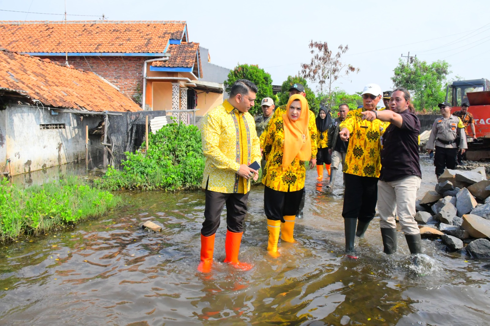 TINJAU BANJIR: Bupati Pekalongan Fadia Arafiq dan Anggota Komisi X DPR RI Ashraff Abu saat meninjau Desa Tegaldowo dan Jeruksari yang masih tergenang banjir, Selasa (3/6/2025).
