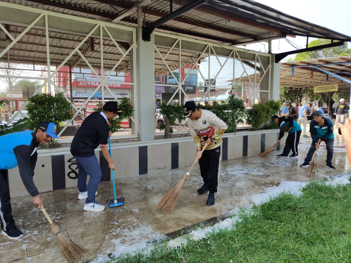 BERSIH-BERSIH: Bupati Batang M Faiz Kurniawan bersama Wakilnya Suyono terlihat kompak bersih-bersih Alun-Alun Batang.