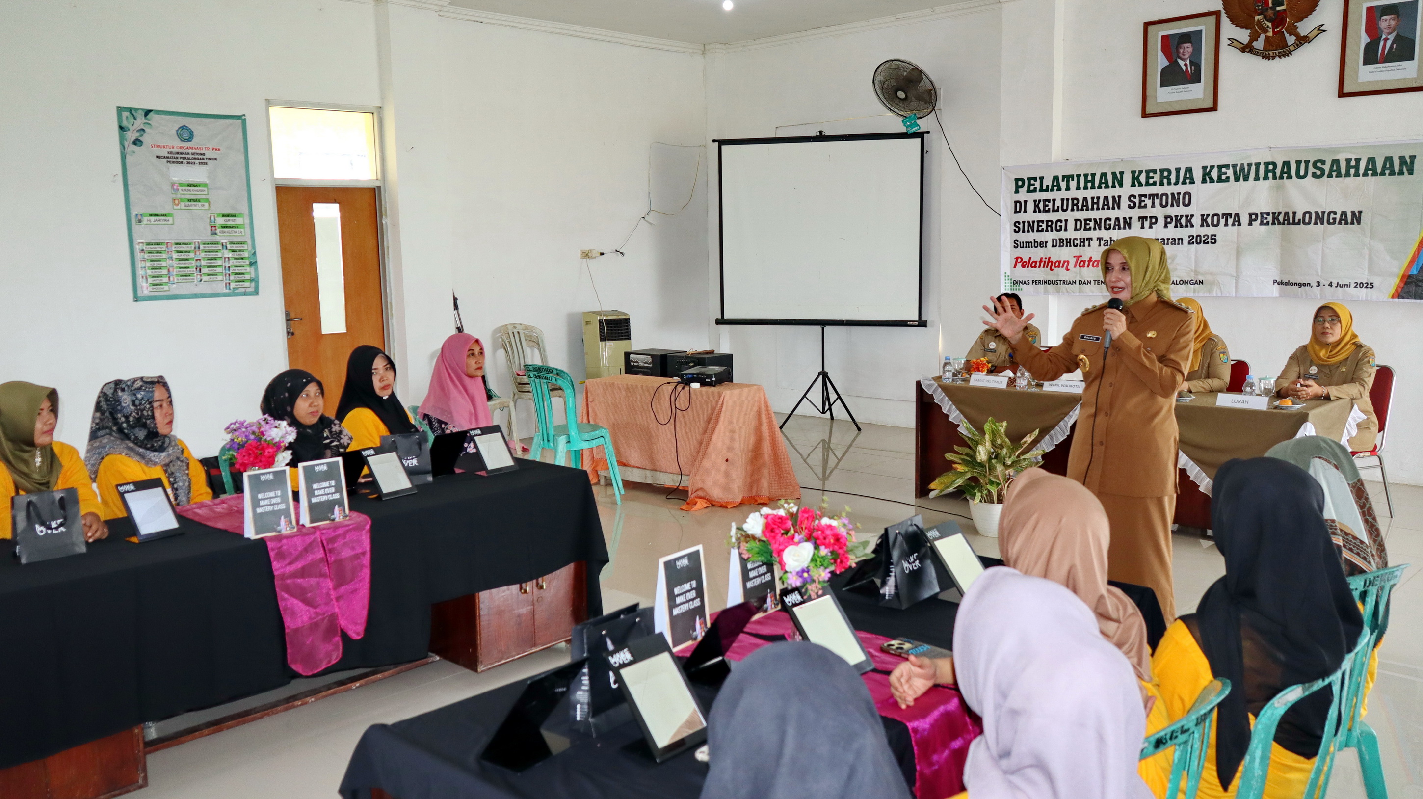 BERI MOTIVASI - Wakil WaliKota Pekalongan Hj Balgis Diab sat berikan motivasi kepada peserta pelatihan, agar serius berlatih, agar ilmunya bermanfaat, di Aula Kelurahan Setono, pada Selasa (3/6/2025).