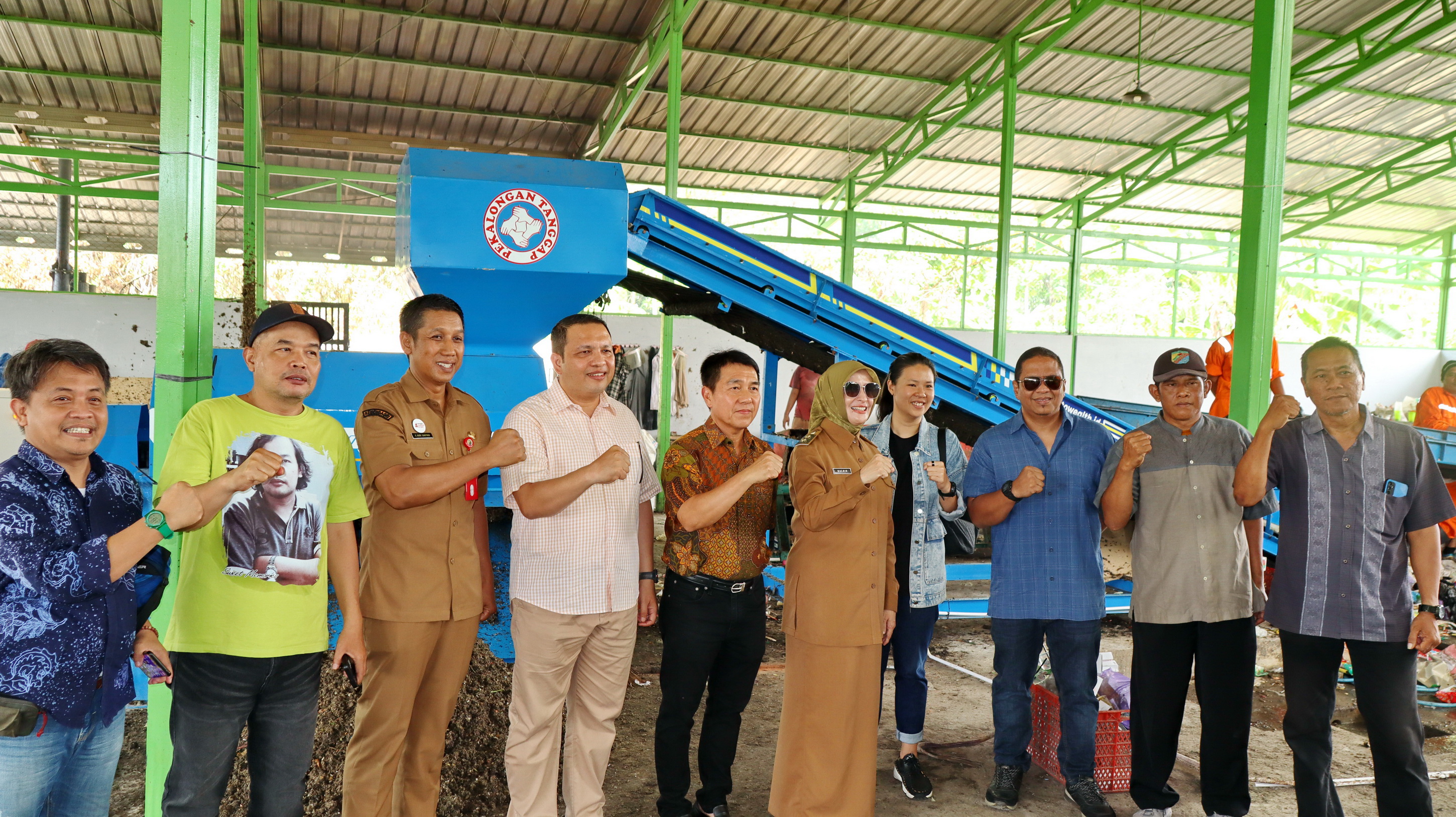 BERFOTO BERSAMA - Wawalkot Balgis Diab, Kepala DLH, perwakilan Pekalongan Tanggap dan pengelola TPST Mitra Brayan Resik berfoto di depan alat pemilah sampah yang disumbangkan, Selasa (3/6/2025).