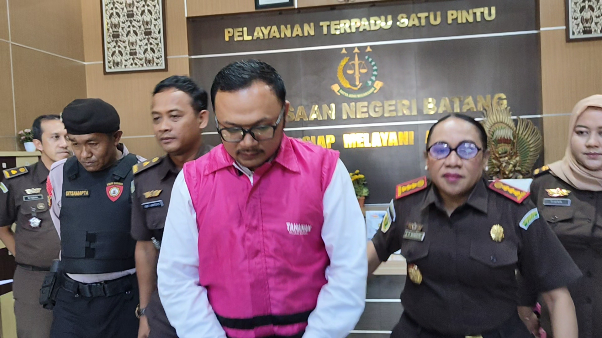 KORUPSI: HS, mantan bendahara Desa Kranggan, Kecamatan Tersono, saat ditetapkan sebagai tersangka oleh Kejaksaan Negeri Batang.