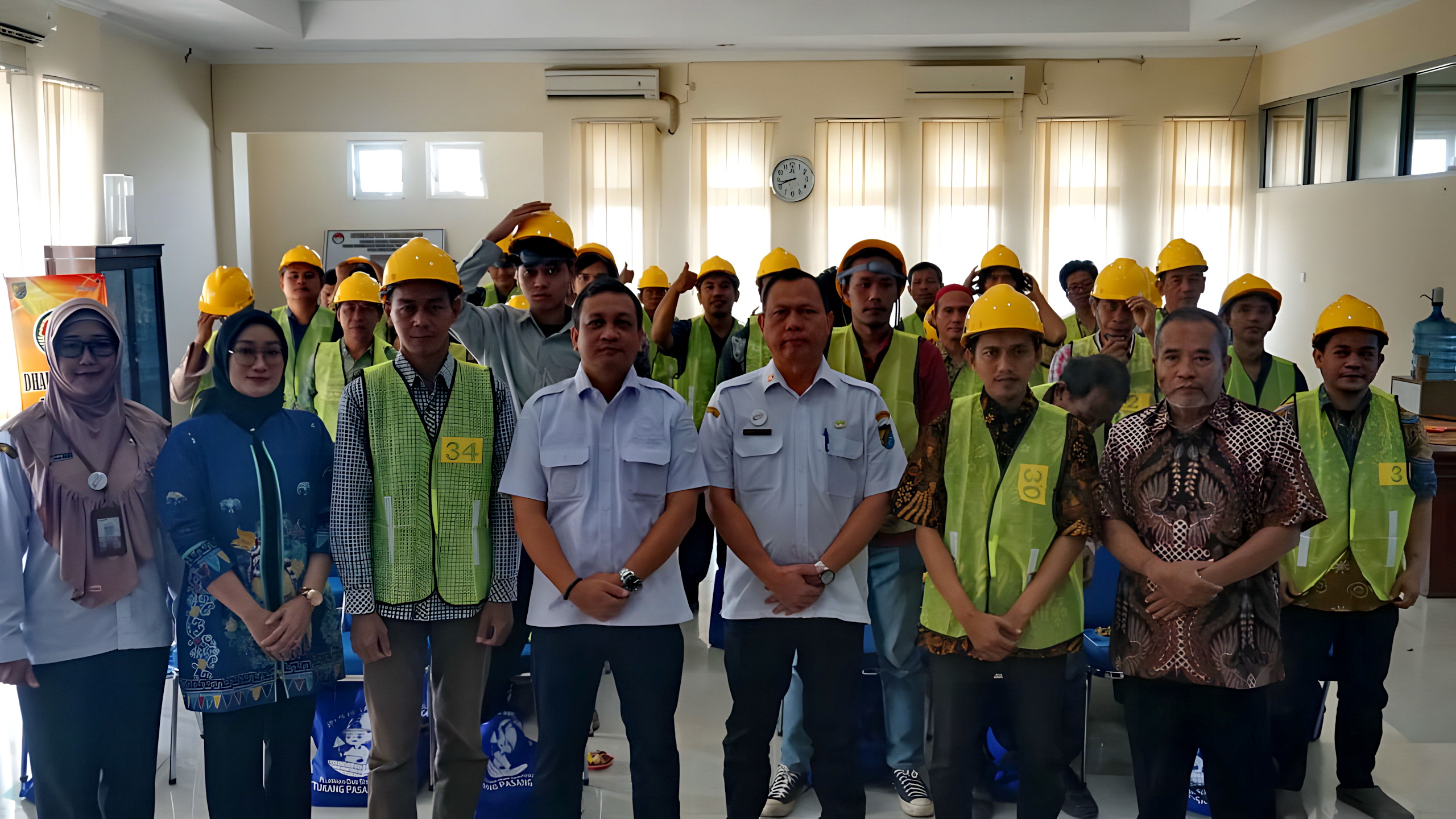 BERFOTO BERSAMA - Wali Kota Pekalongan HA Afzan Arslan Djunaid berfoto bersama dengan pserta pelatihan Tukang di Aula Kantor DPUPR, Rabu (4/6/2025)