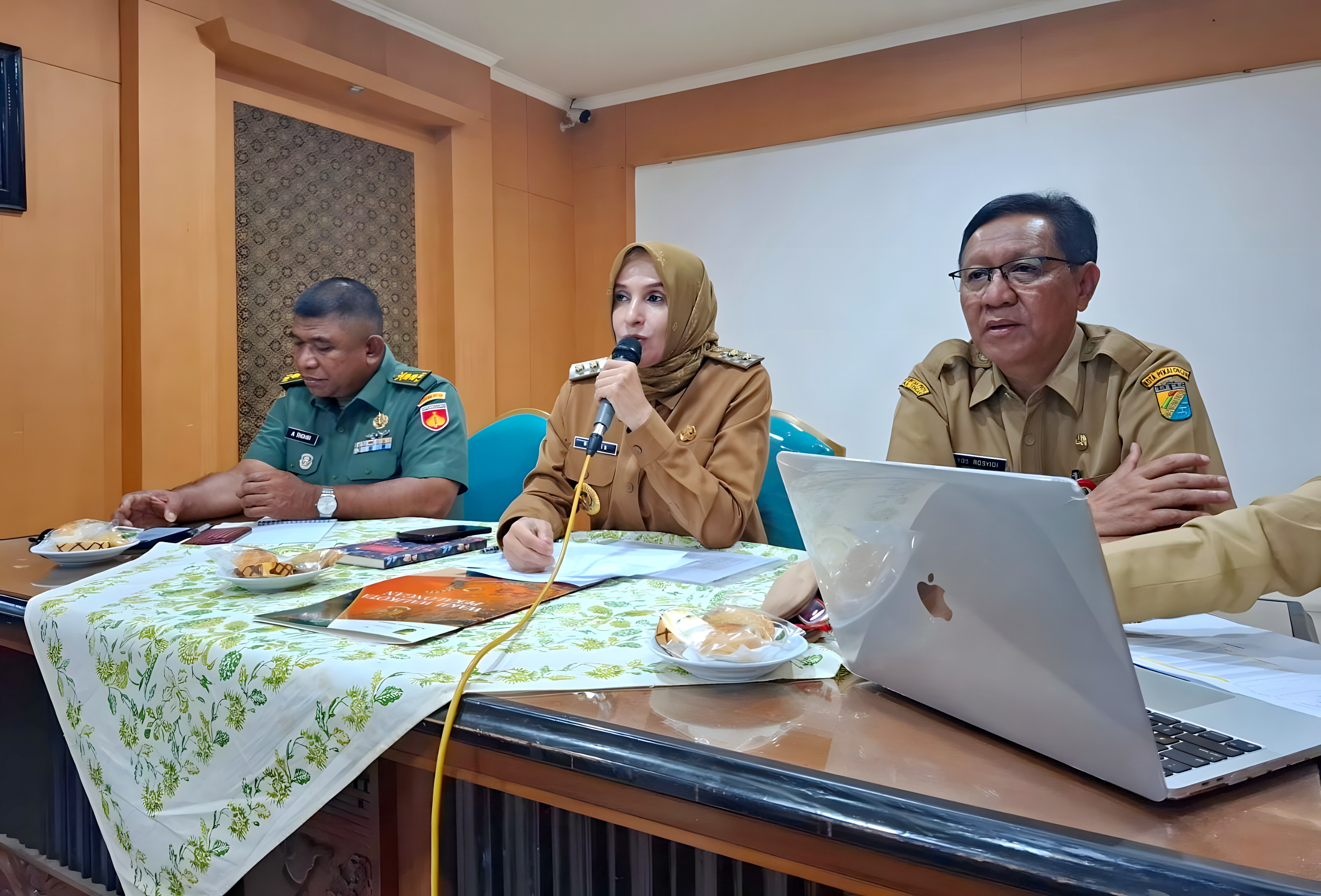 RAKOR - Wakil Wali Kota Pekalongan Hj Balgis Diab saat memimpin rakor Implementasi Program Genting yang digelar di Ruang Jawa Hokokai, Setda Kota Pekalongan, Selasa (3/6/2025).