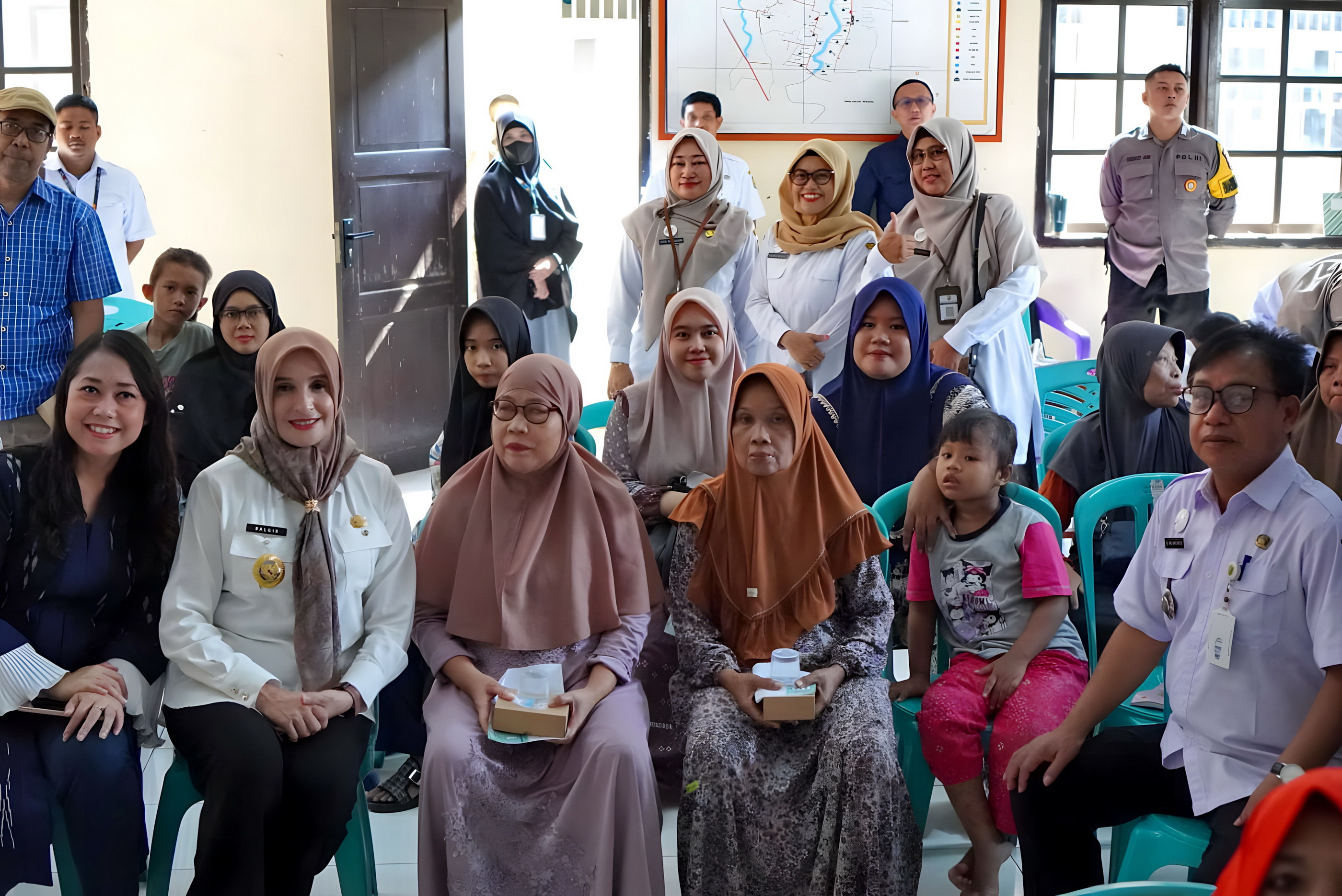 SAPA MASYARAKAT - Wakil Wali Kota Pekalongan, Hj. Balgis Diab saat meninjau langsung layanan Speling&nbsp;pada&nbsp; Rabu (4/6/2025), kali ini di Kelurahan Kuripan Kertoharjo.